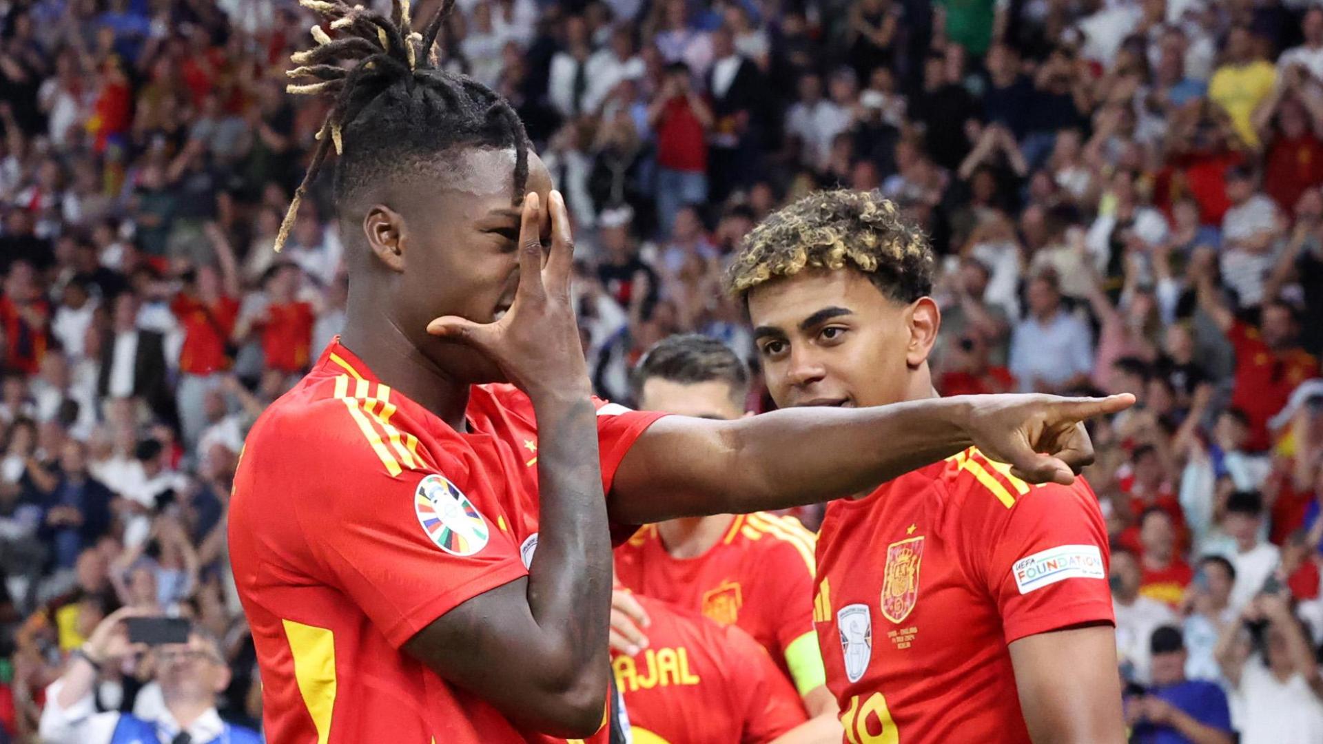 Nico Williams celebra un gol ante la mirada de Lamine Yamal