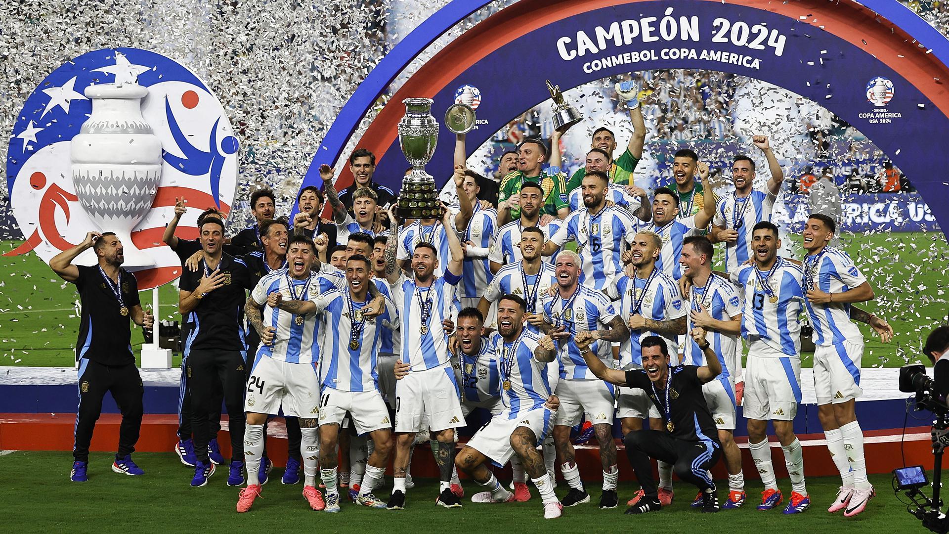 Los jugadores argentinos celebran el título de la Copa América 2024 tras derrotar a Colombia 1-0 en la final