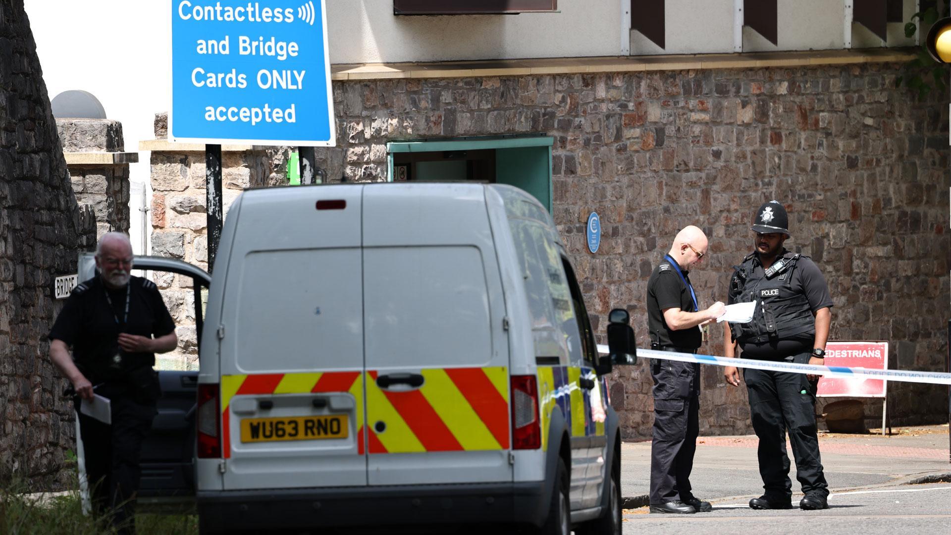 Agentes de Policía en el lugar del hallazgo en Bristol