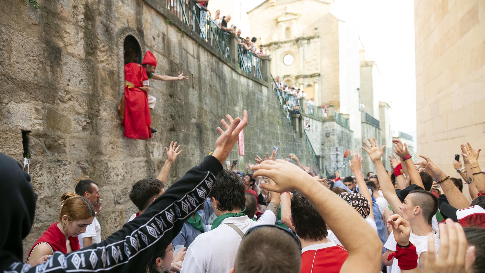 Alegría y fiesta en la despedida de los Sanfermines con el tradicional 'Encierro de la villavesa'