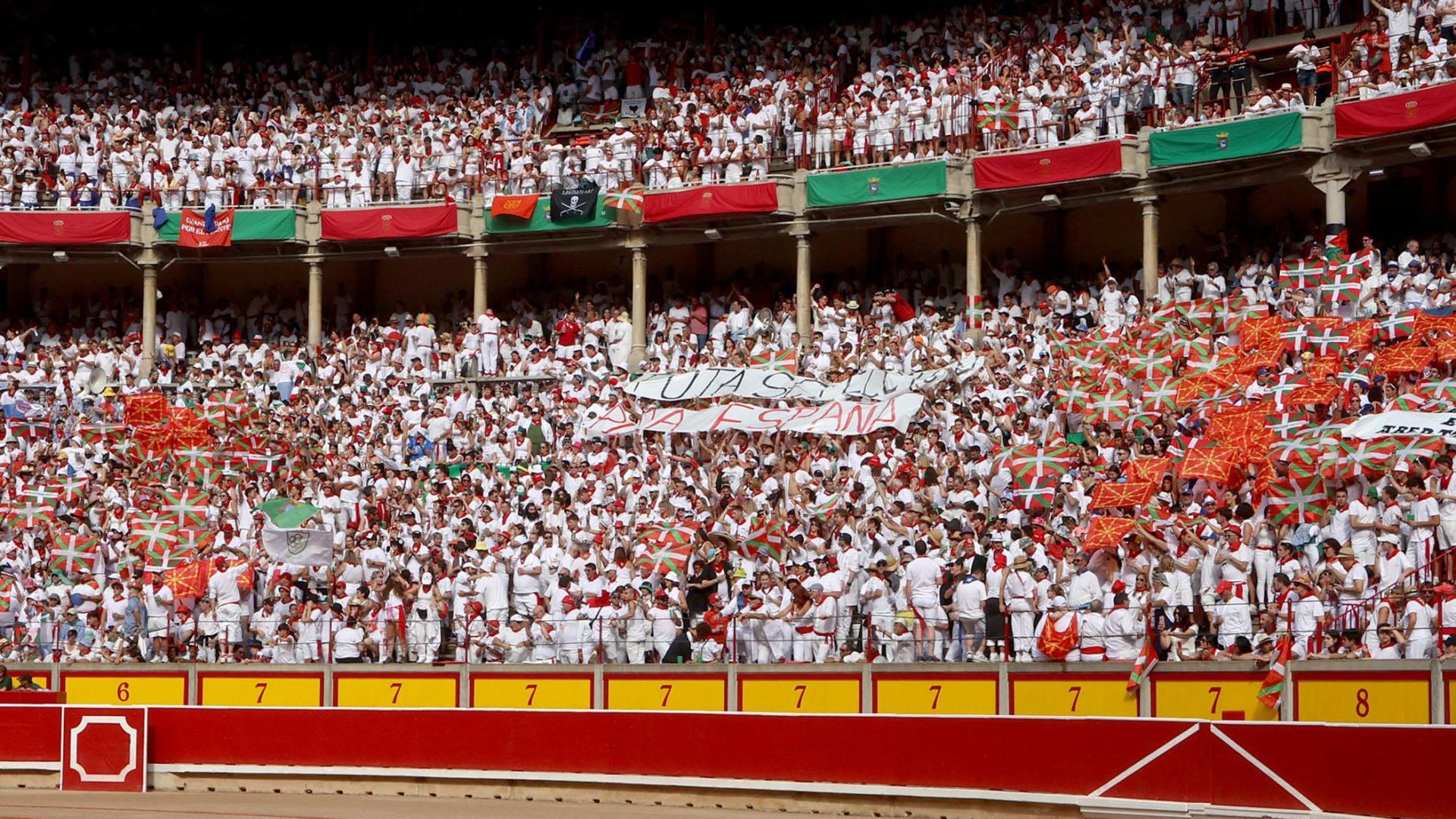 Pancartas con las frases 'Puta selección' y 'Puta España', rodeadas de ikurriñas, en el tendido de sol de la Plaza de Toros de Pamplona