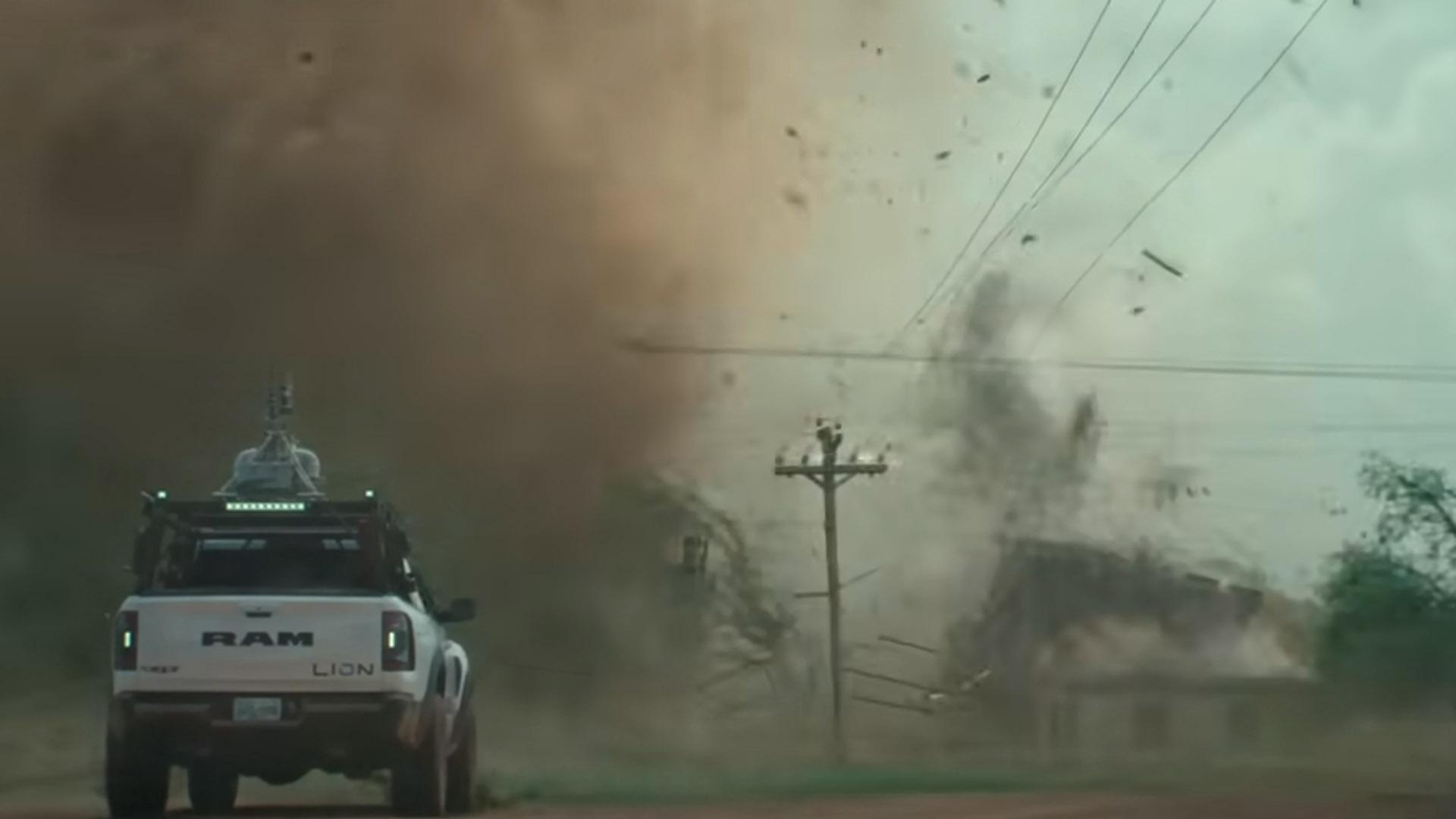 'Twisters' cuenta cómo la excazadora de tornados Kate Cooper vuelve a sus orígenes tras recibir la llamada de su amigo Javi, quien quiere probar un nuevo sistema de seguimiento y análisis de tornados