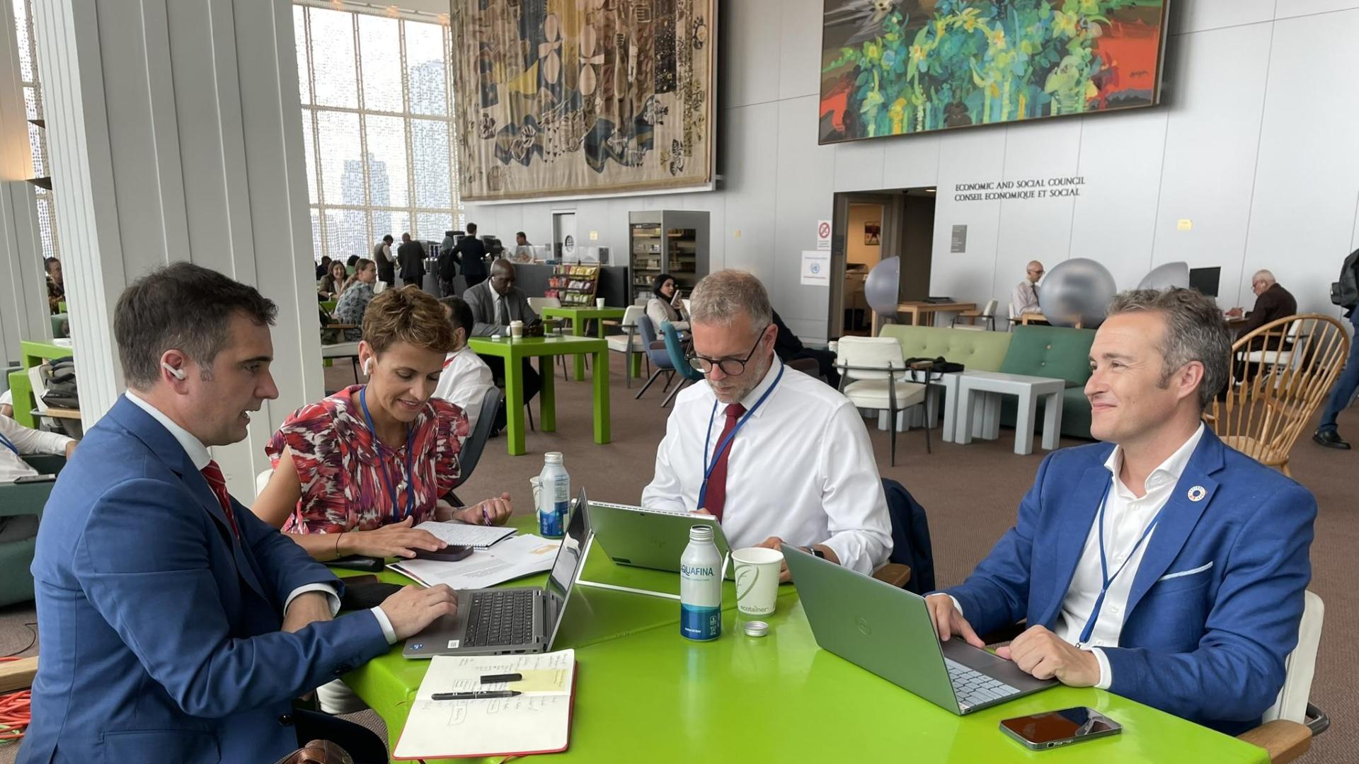 De izda. a dcha.: el director general de Comunicación del Gobierno foral, Miguel Moreno; la presidenta María Chivite; el asesor de la presidenta Xabier Casimiro, y el director general Luis Campos, en Nueva York