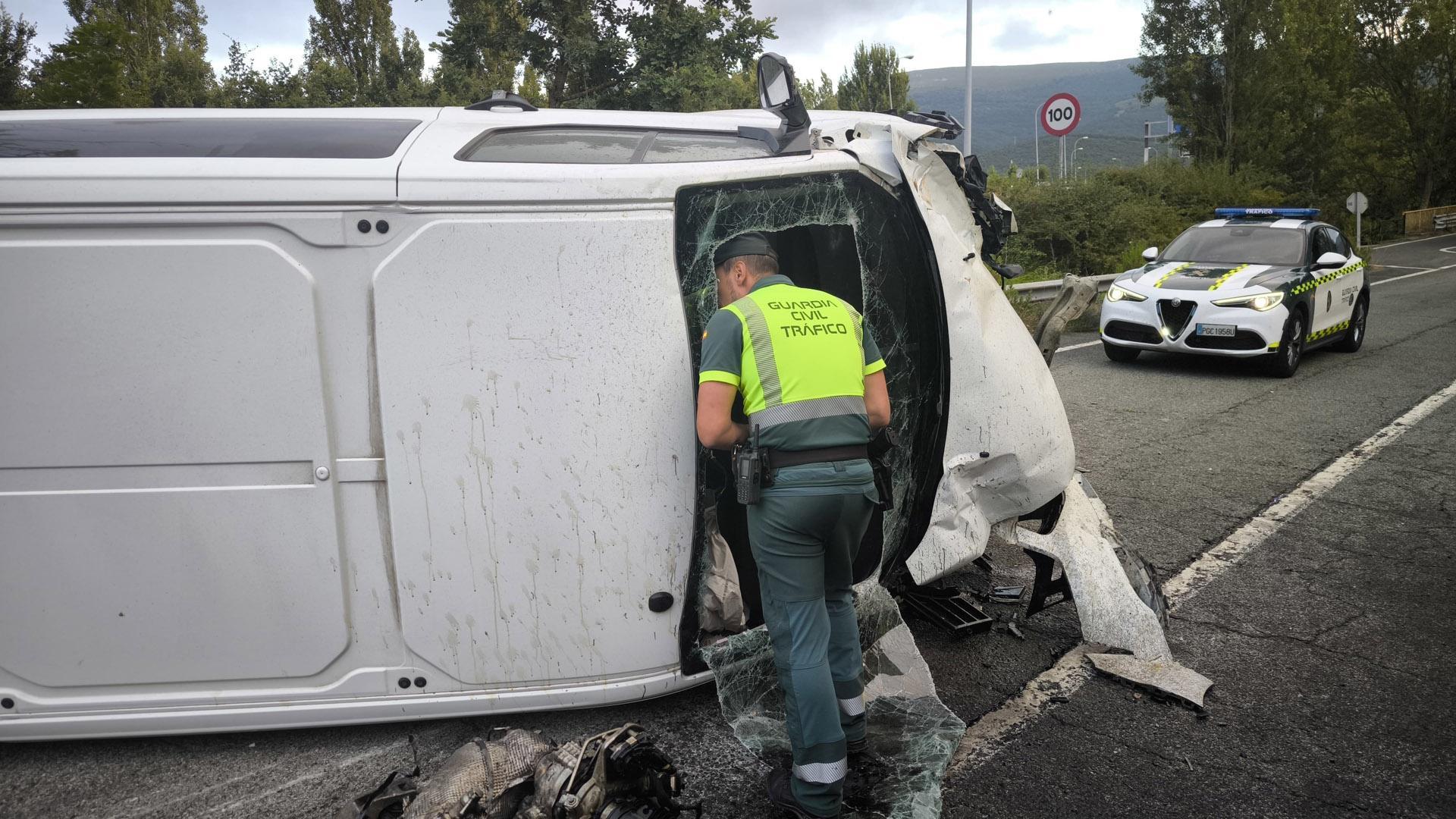 La furgoneta ha acabado volcado sobre la vía