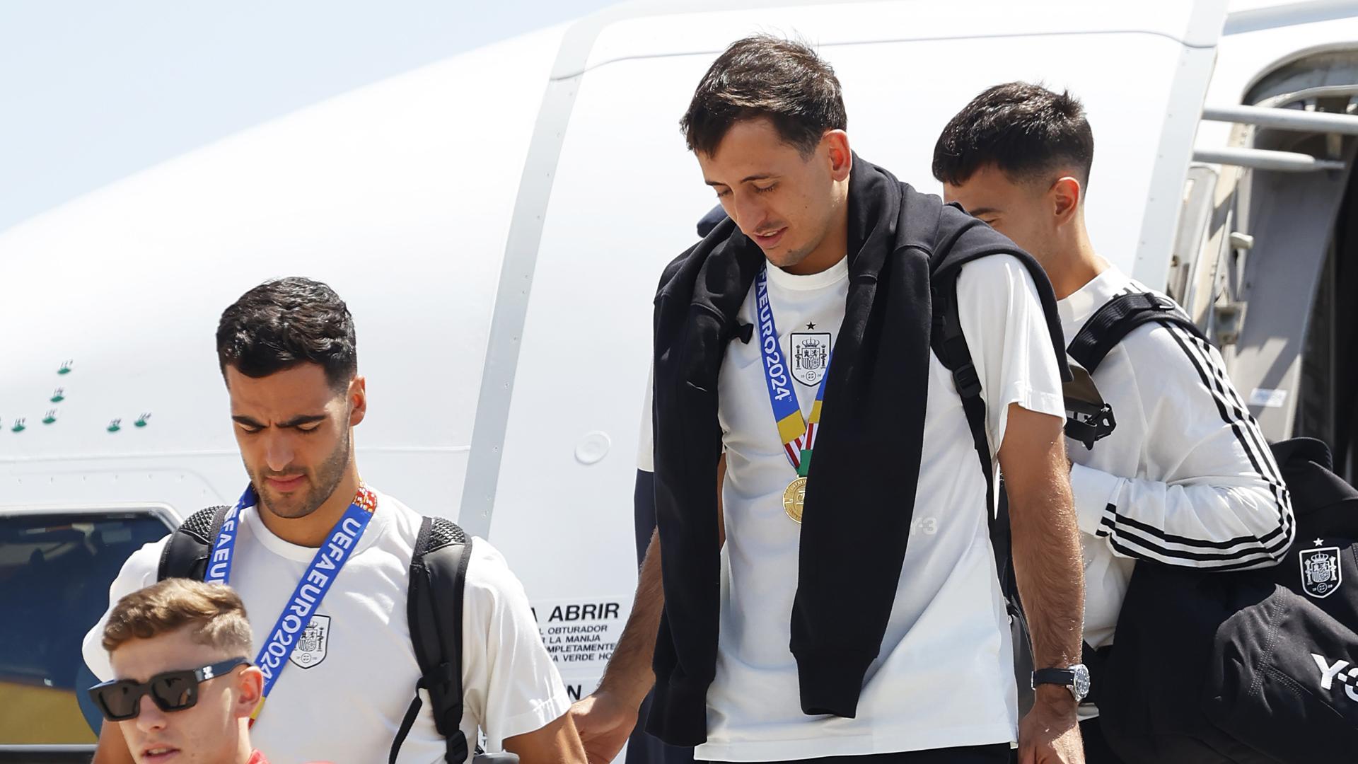 Merino y Oyarzabal descienden del avión a su llegada al aeropuerto de Madrid