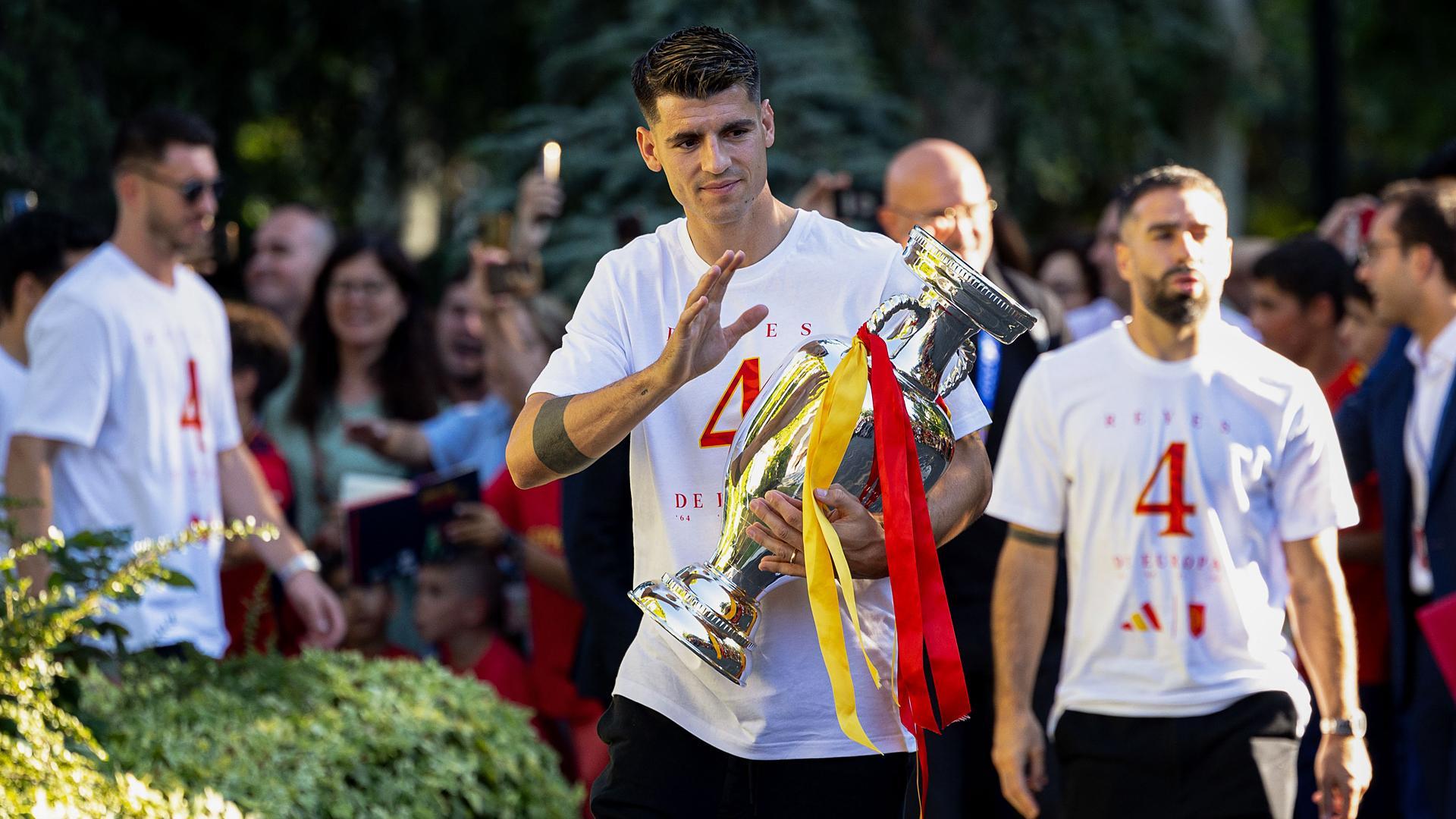 ÁLvaro Morata sujeta la copa de Europa a su llegada al Palacio de la Moncloa