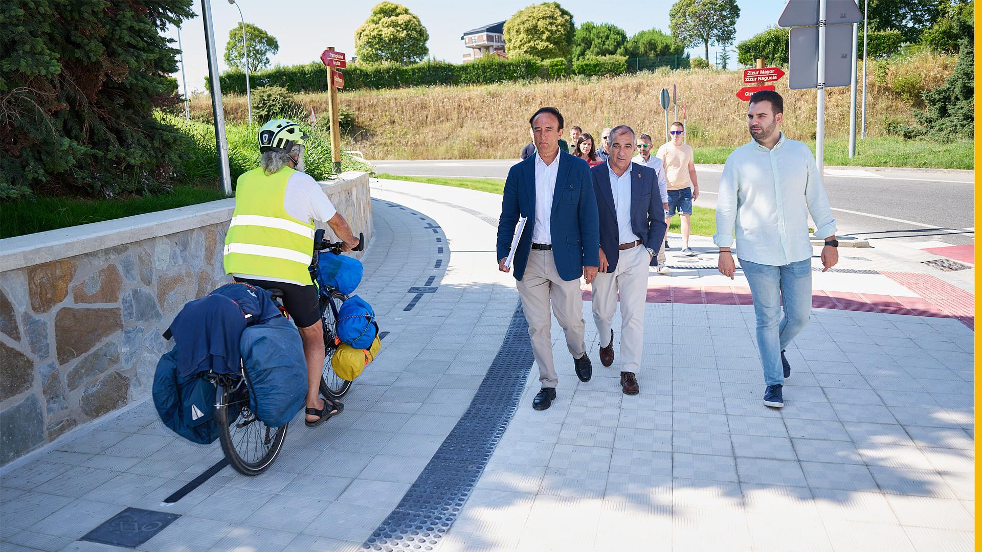 Las autoridades durante la visita al carril bici que une Pamlpona con Zizur Mayor