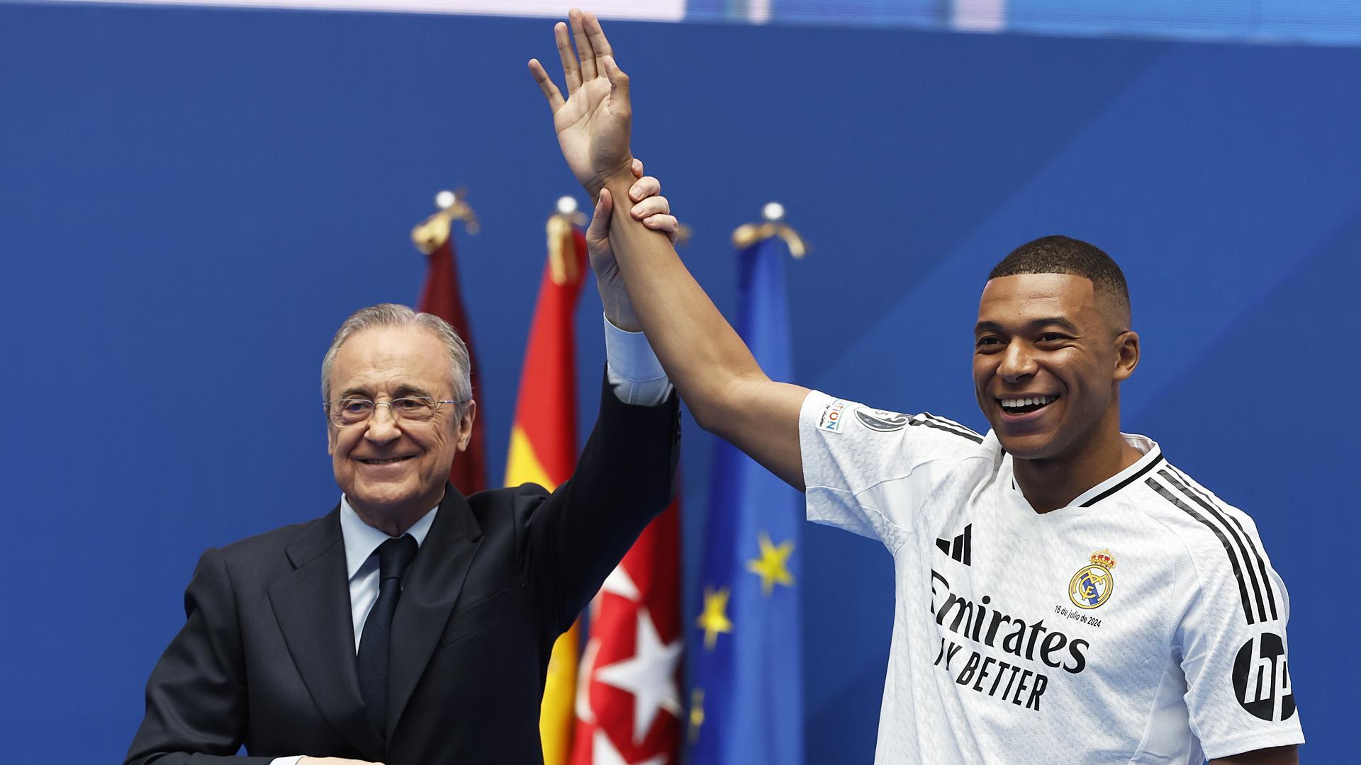 Florentino Pérez junto a Kylim Mbappé durante la presentación del francés como nuevo jugador del Real Madrid