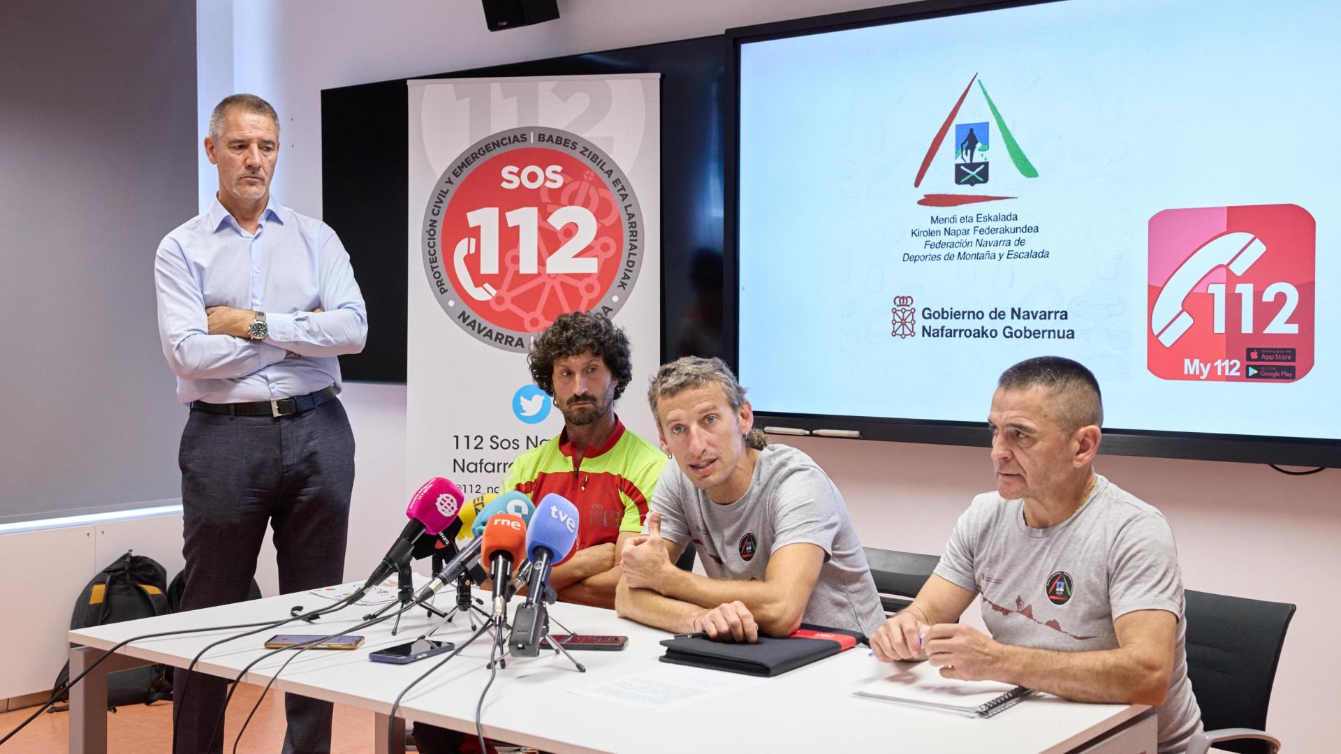 El director general de Interior del Gobierno de Navarra, Salva Díez (de pie),  y, en la mesa, de izquierda a derecha, Sergio Ayarra, miembro del Grupo de Rescate Técnico (GRT) de Bomberos de Navarra, Mikel Valdivieso, director de la Escuela Navarra de Montaña y Martín Montañés, presidente de la Federación Navarra de Deportes de Montaña y Escalada
