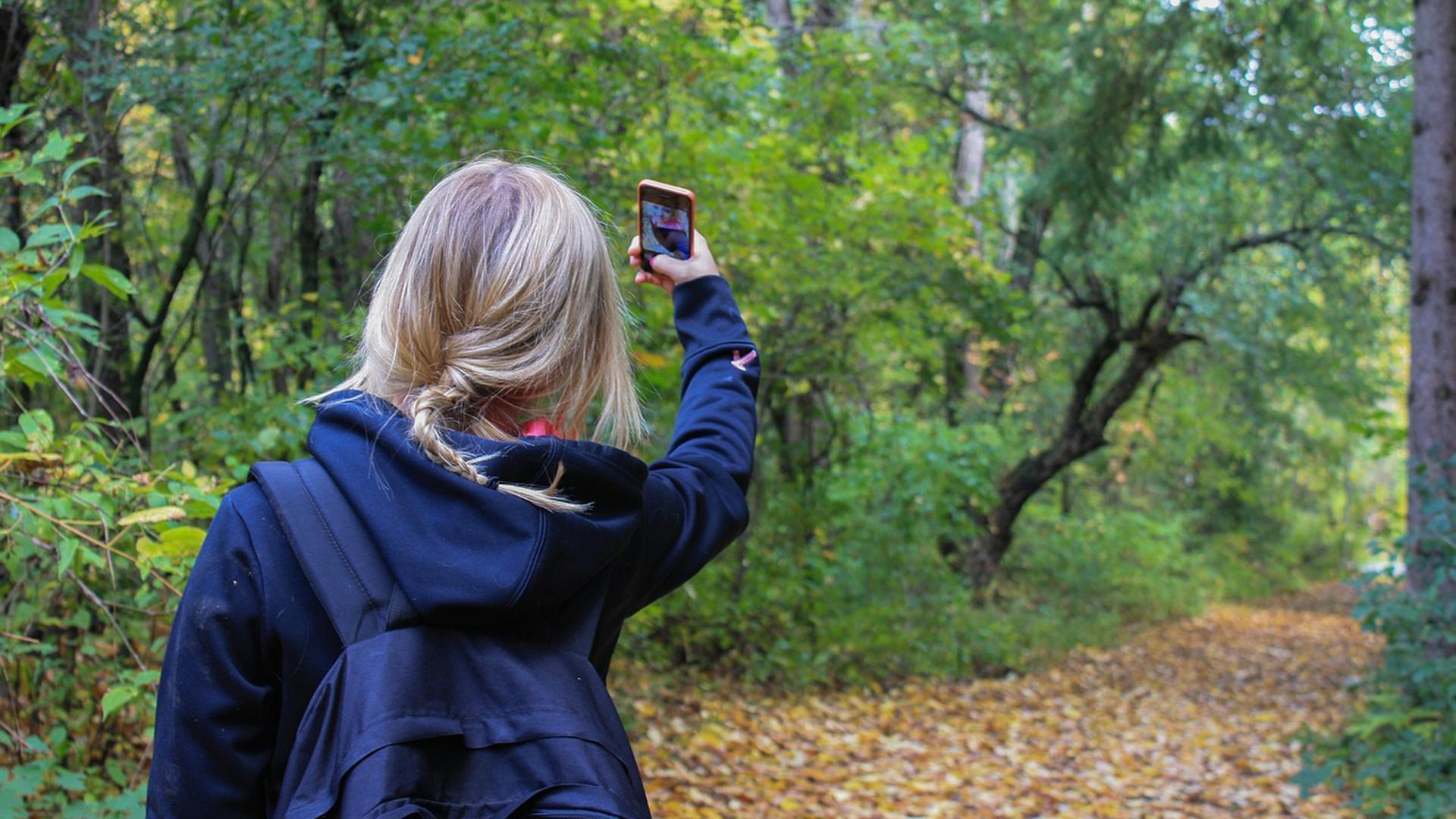 Imagen de una mujer haciéndose una selfie en el monte