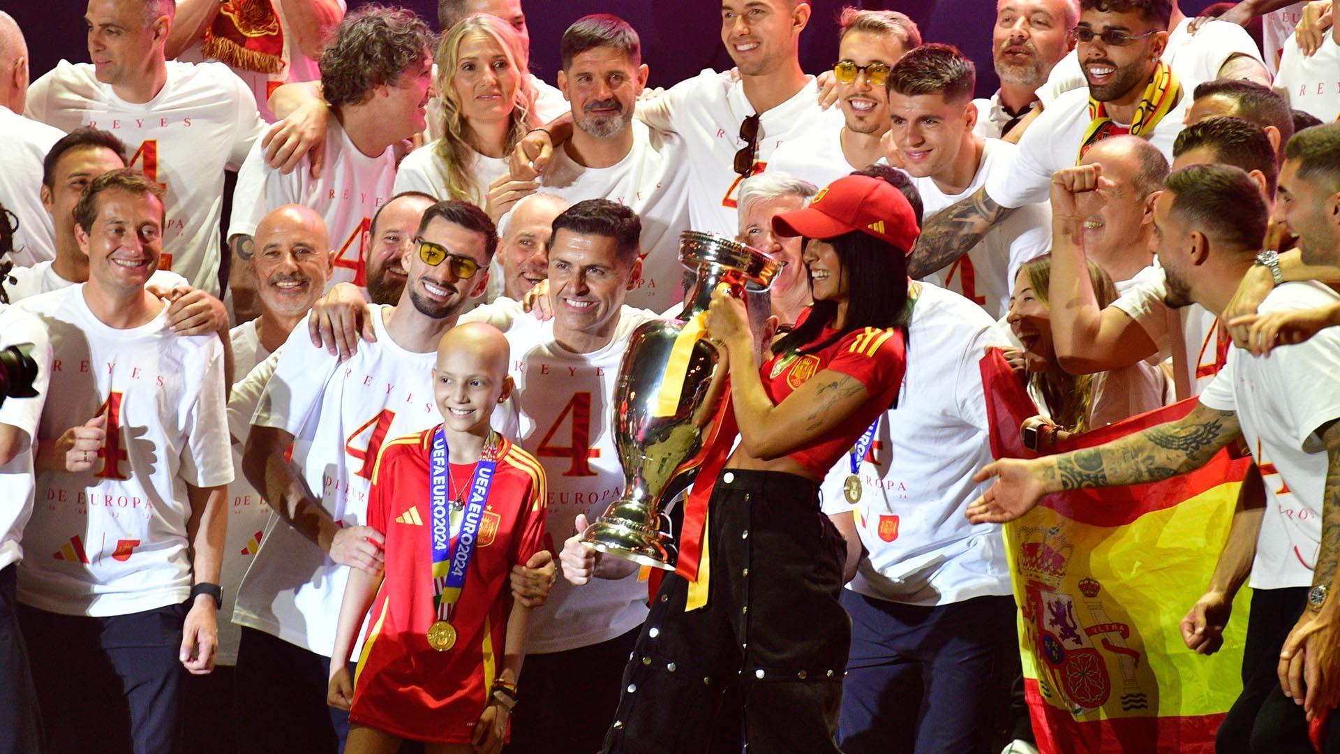 María, junto a los jugadores de la selección y Aitana, que actuó en la fiesta de Cibeles