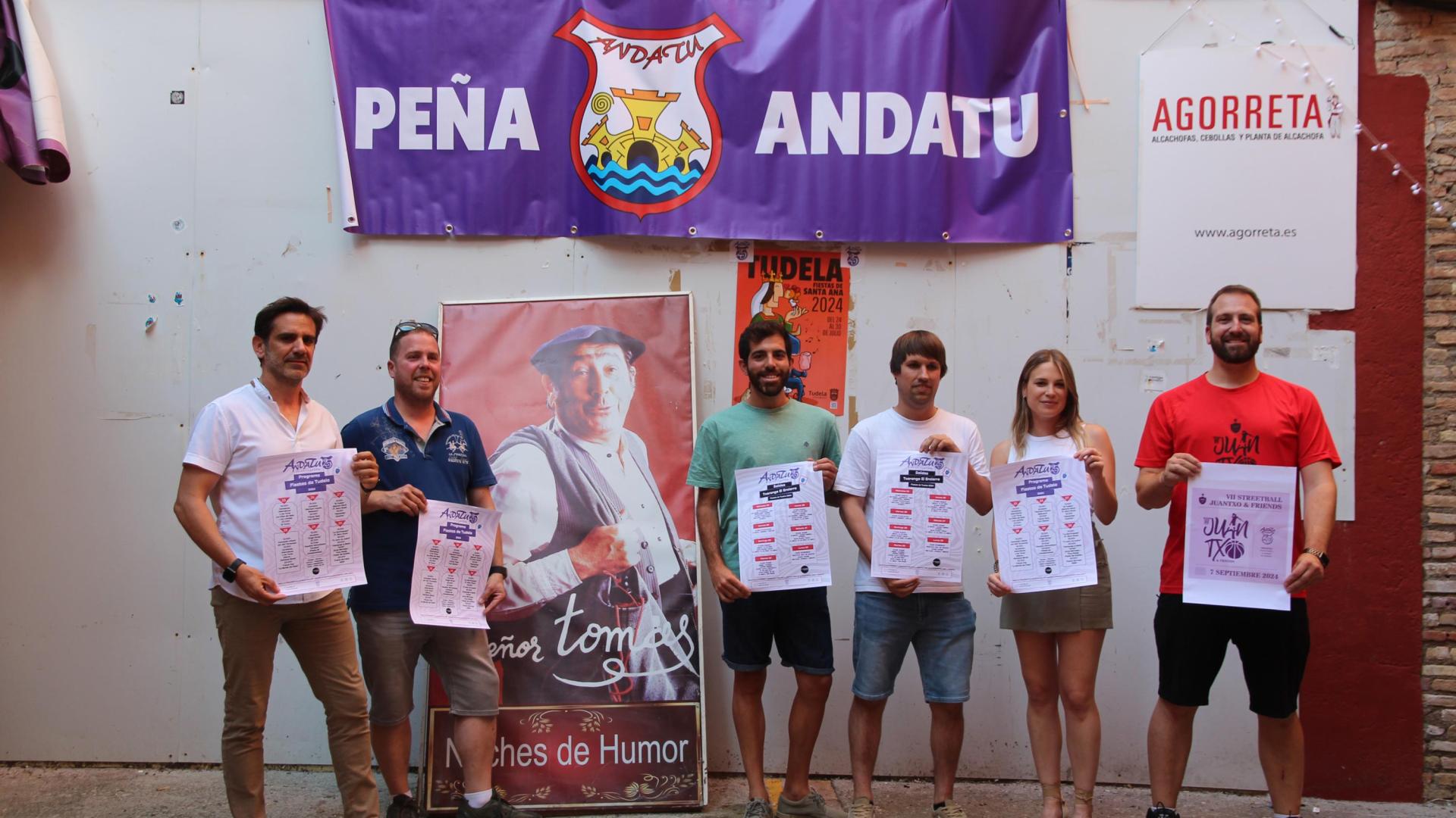 Socios de Andatu en la presentación de su programa para fiestas.
