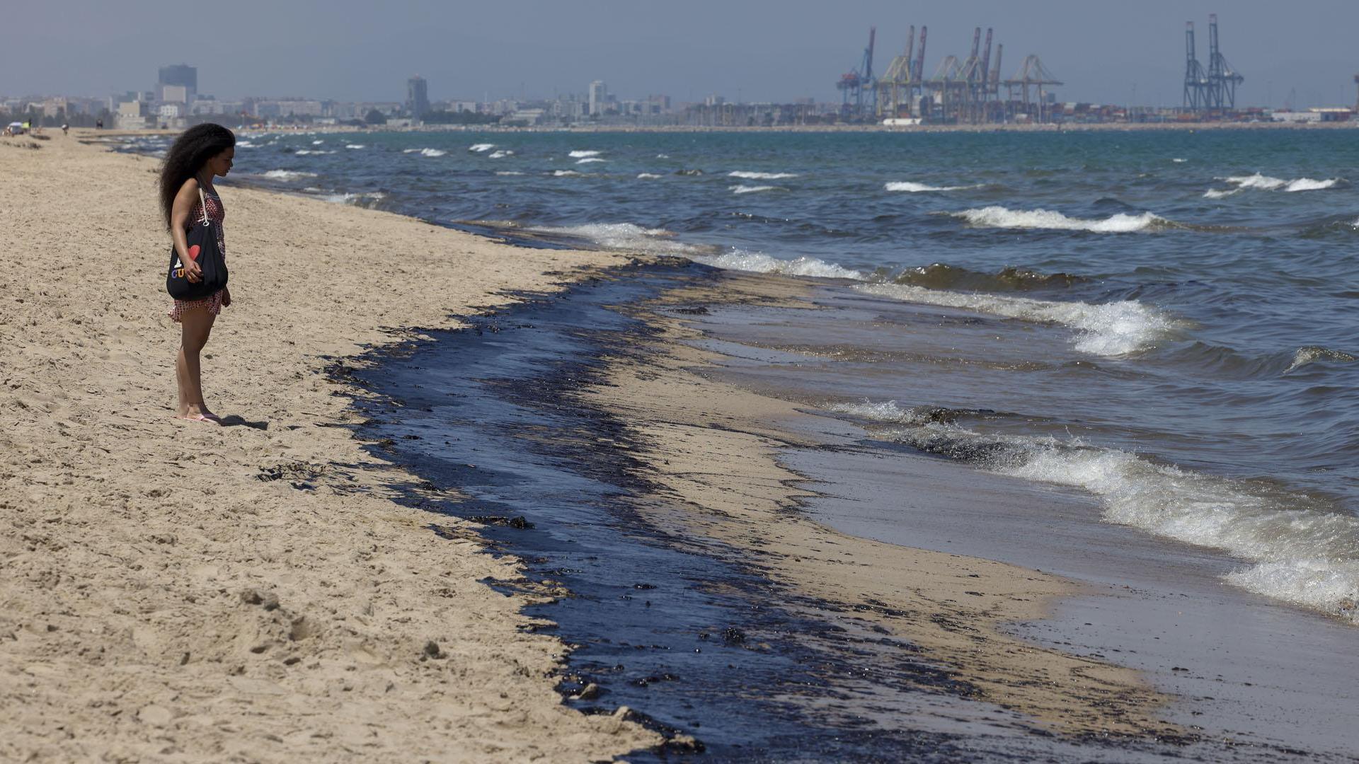 Un vertido de unos dos km obliga a prohibir el baño en playas del Saler y l'Arbre del Gos, Valencia