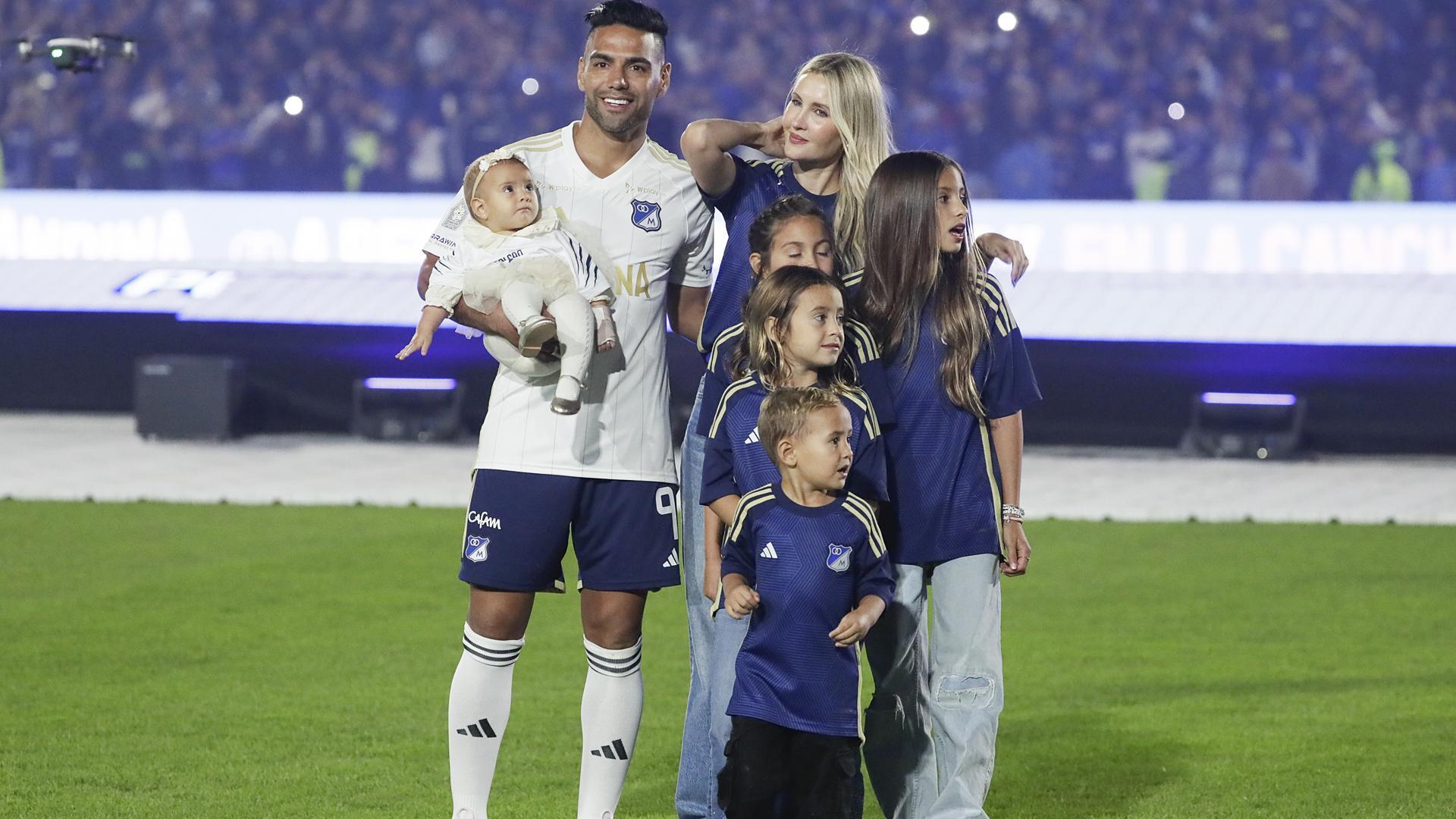 Radamel Falcao junto a su esposa y sus hijos en la presentación como nuevo jugador del Millonarios