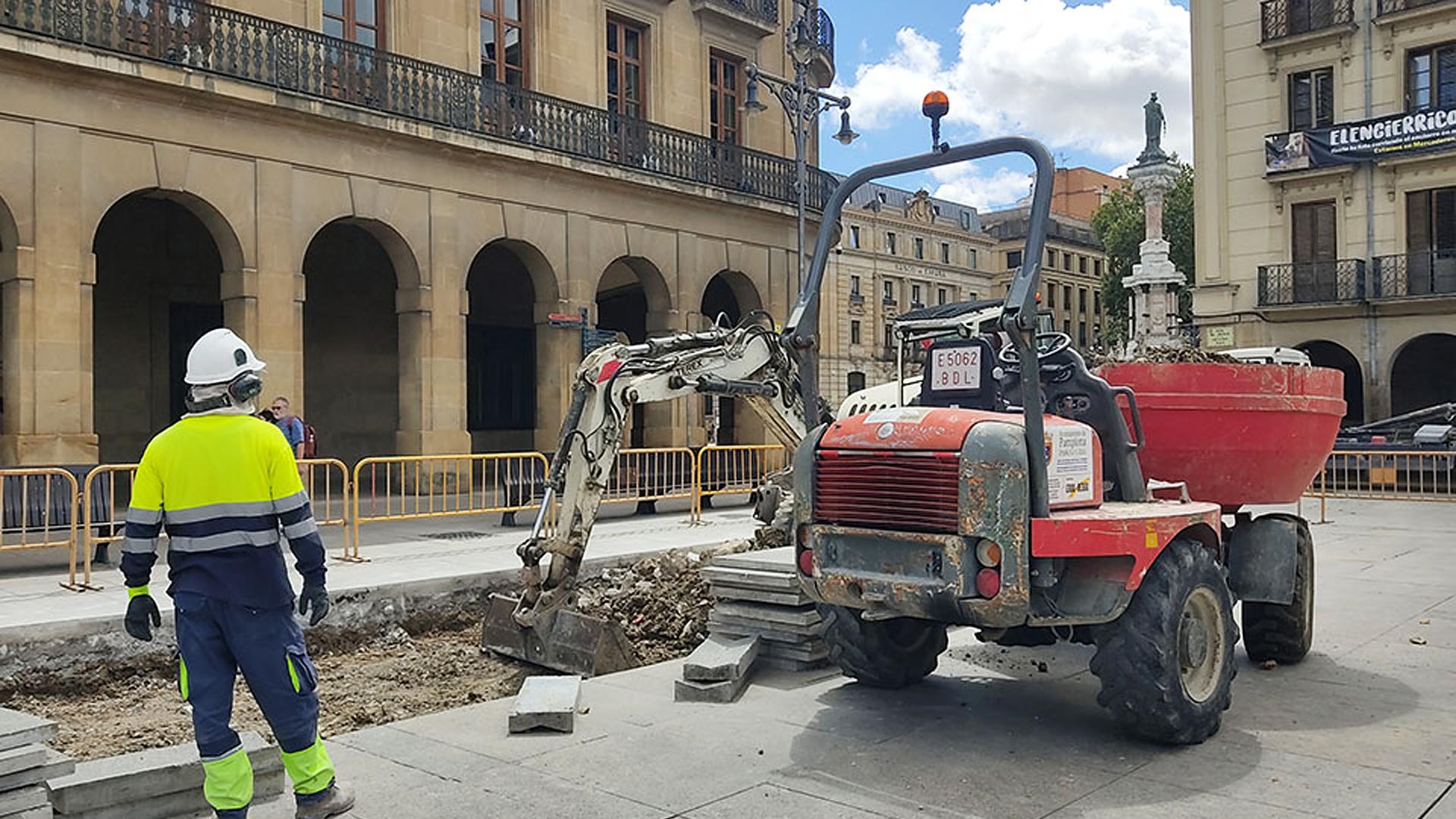 Operarios realizan una obra en la Plaza del Castillo