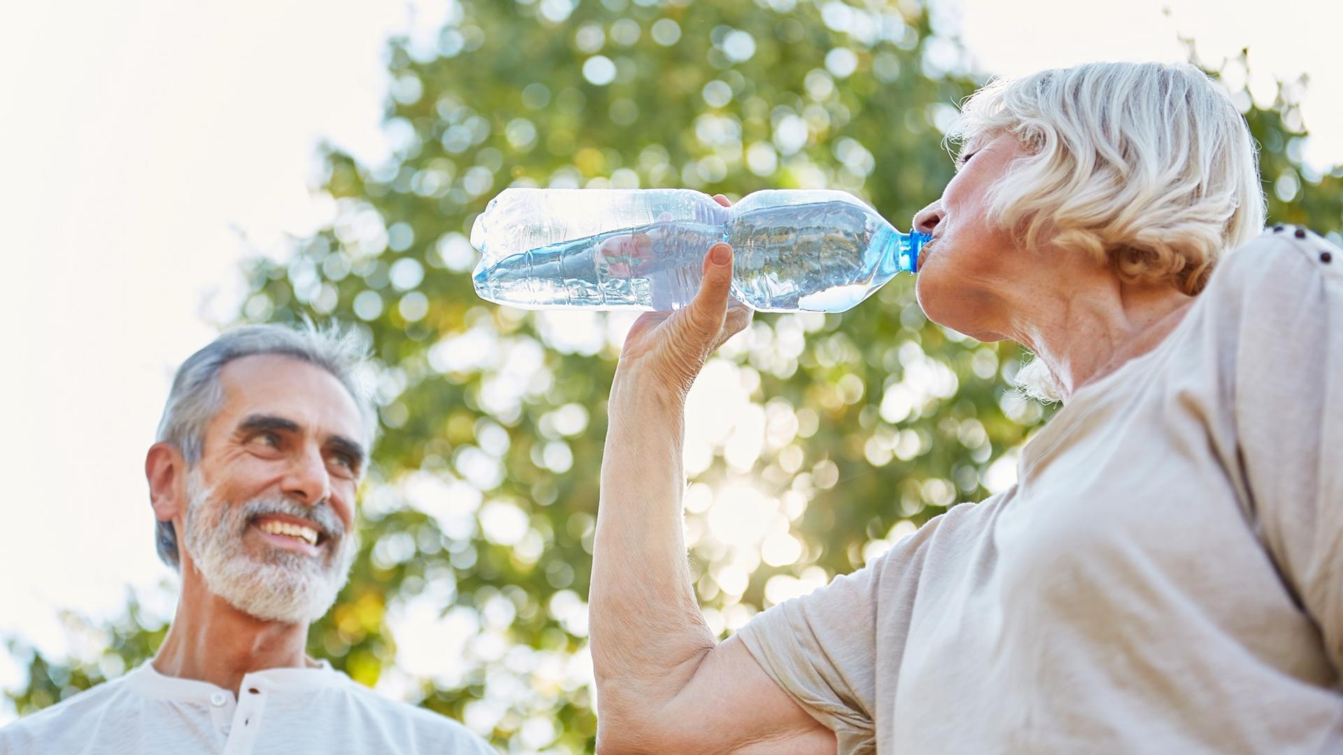 Beber agua e hidratarse constantemente, una de las acciones para prevenir golpes de calor