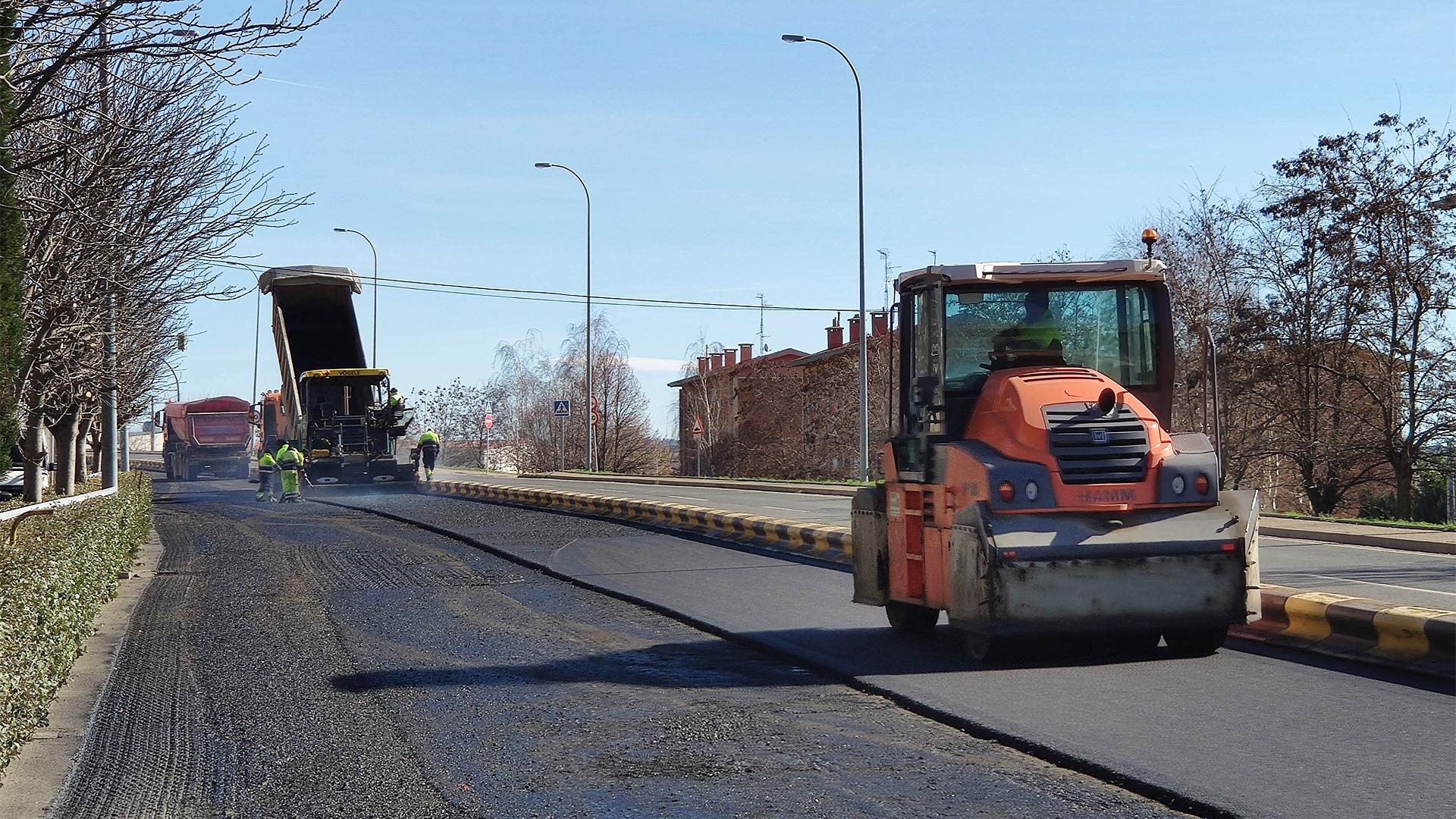 Trabajos de asfaltado en una carretera navarra