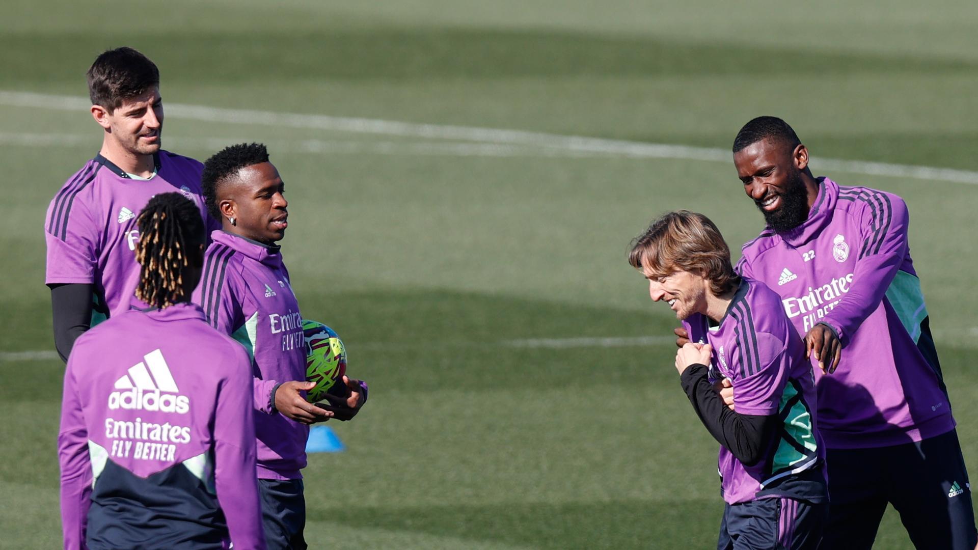 Los jugadores del Real Madrid Vinicius Jr (2i), Thibaut Courtois (i), Luka Modric (2d) y Camavinga (i) y Antonio Rüdiger (d) durante el entrenamiento