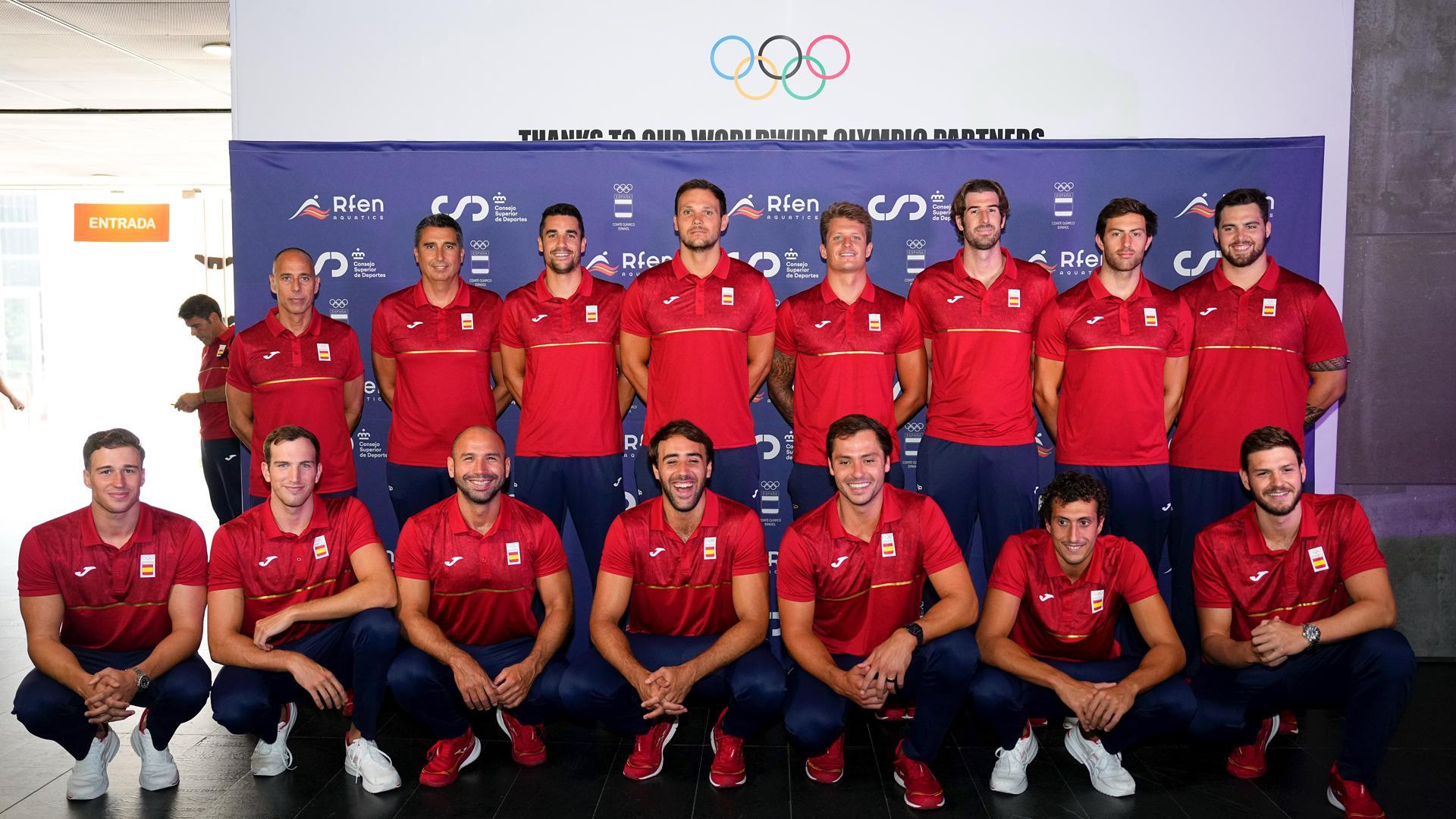 Alberto Munárriz, 5º por la izda. (agachado), con los componentes de la selección de waterpolo