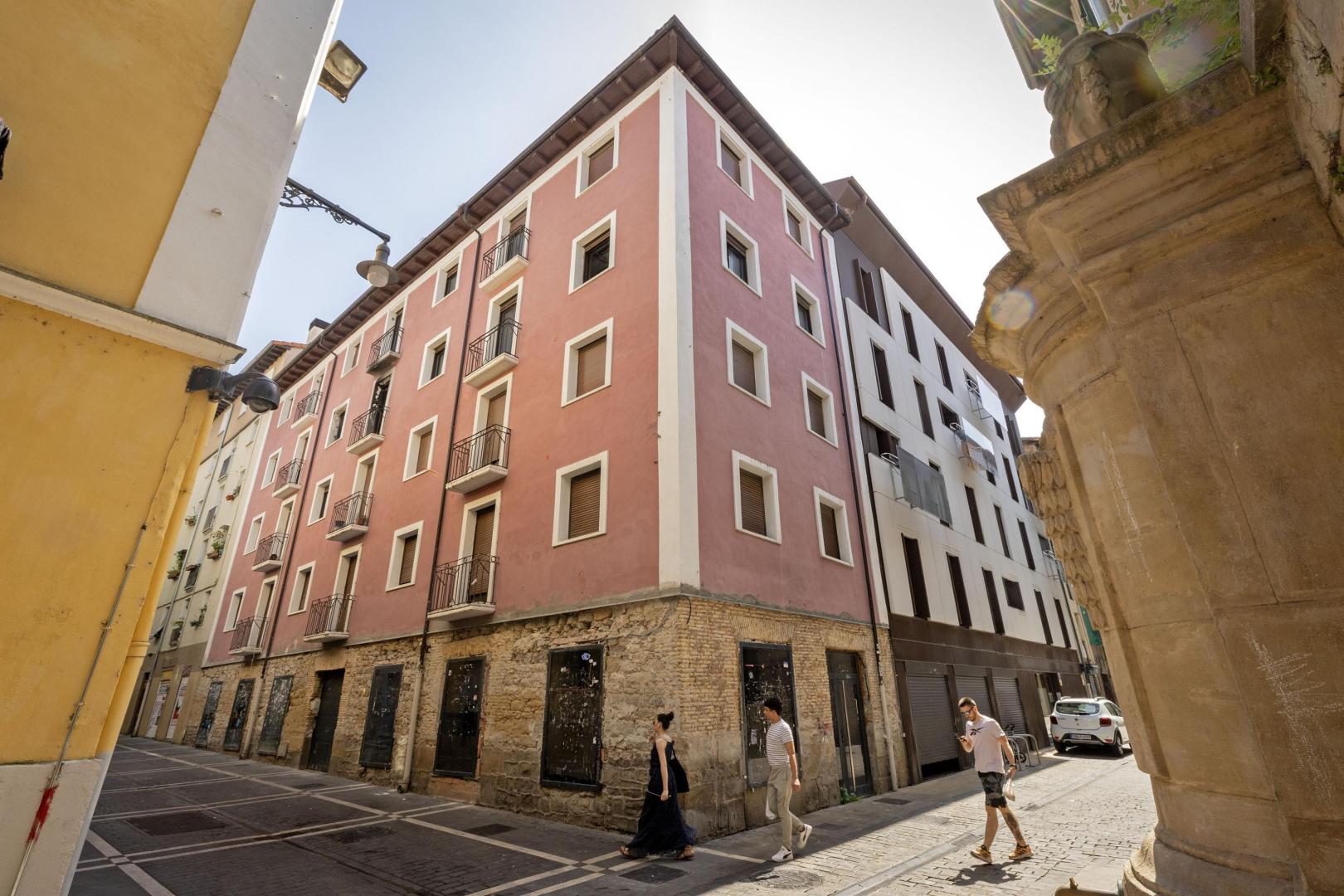 Fachada de la pensión Eslava en Pamplona