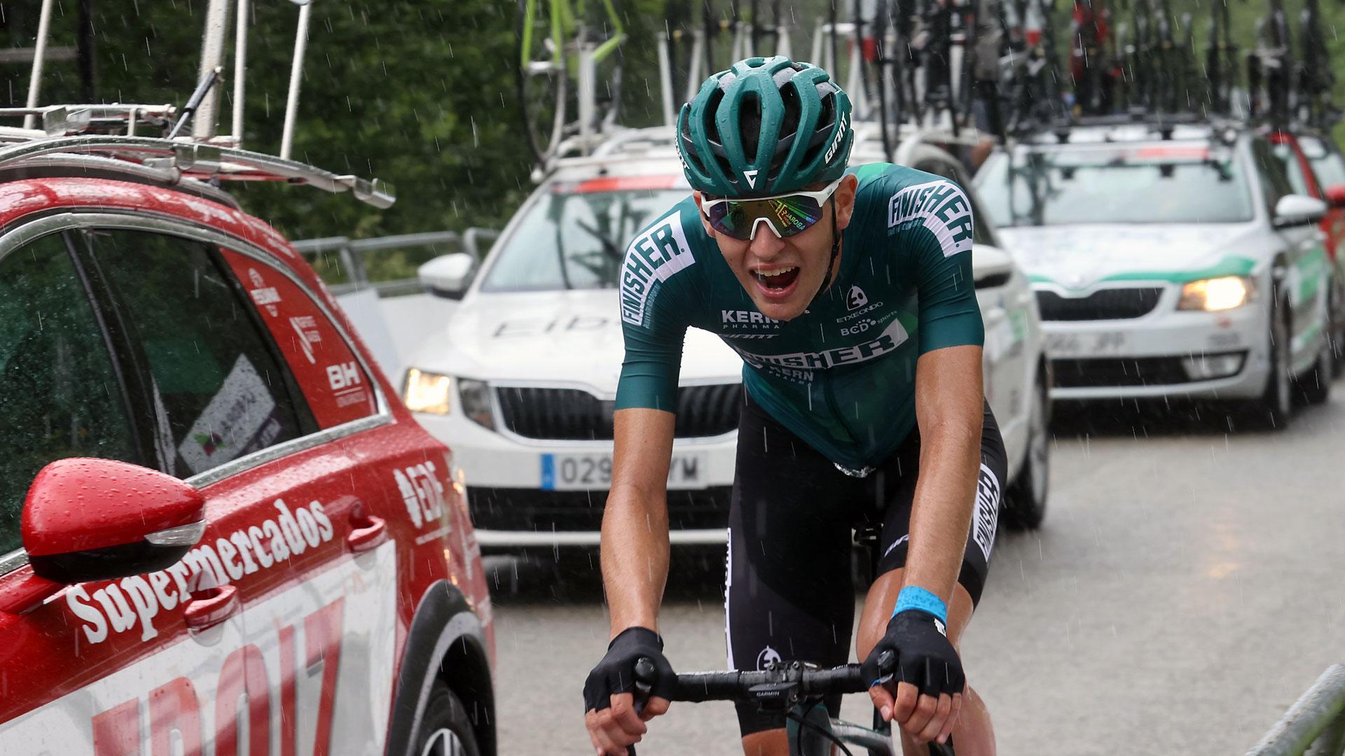 Ibai Azanza (Finisher) entra en la meta de Ochagavía durante la Vuelta Ciclista a Navarra en junio de 2023
