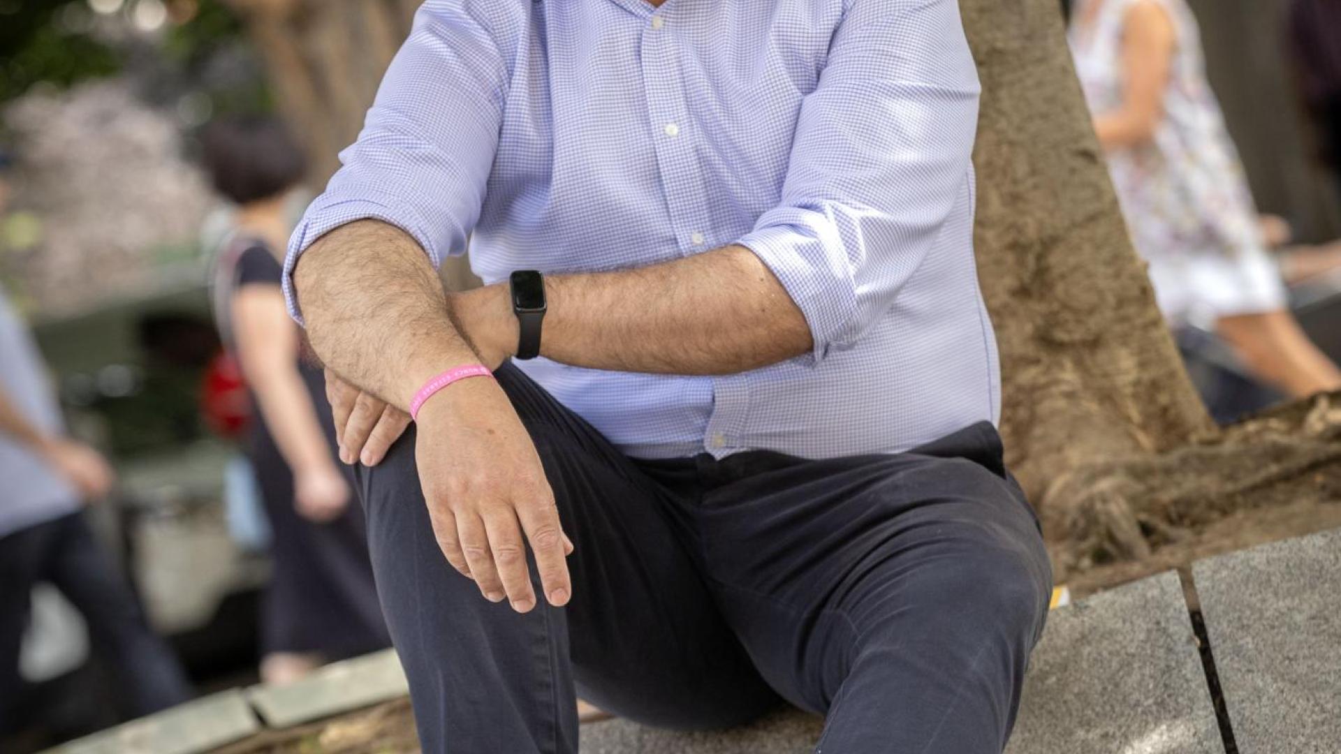 El subidorector del colegio Irabia, Fernando García, posa en la avenida Carlos III de Pamplona.
