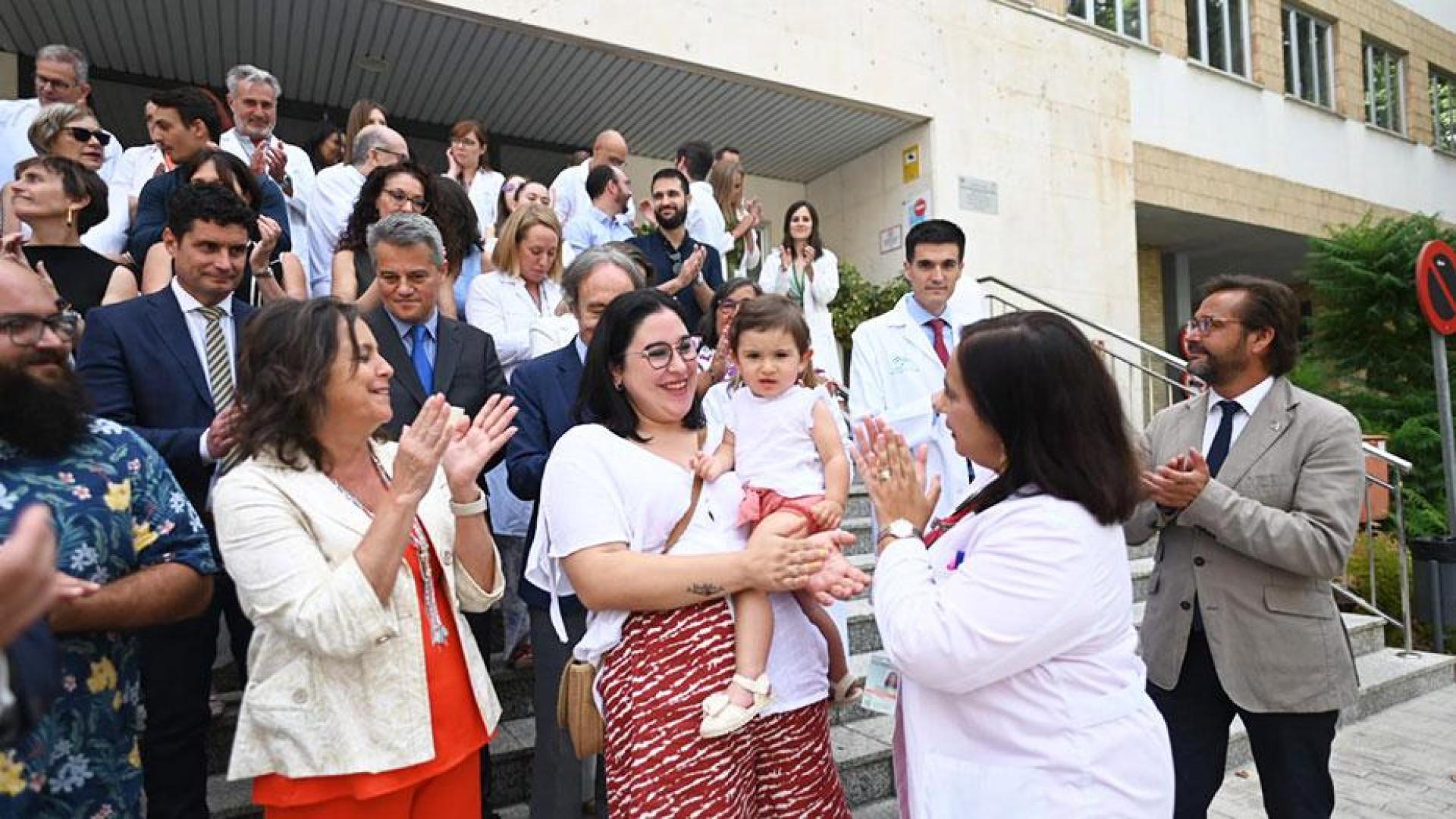 Catalina García, junto a Nabila, la niña que ha recibido este implante pionero