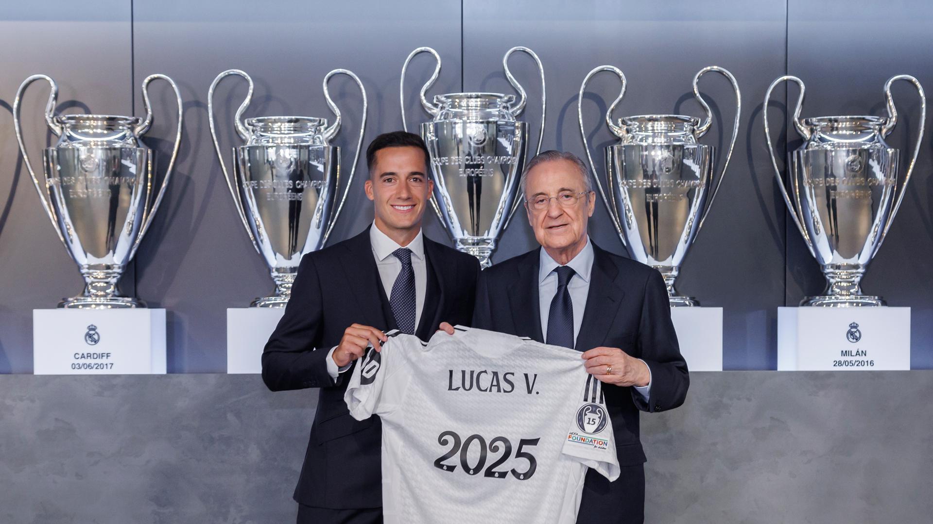 El presidente del Real Madrid Florentino Pérez junto al jugador Lucas Vázquez tras hacer oficial la renovación de Vázquez hasta el 30 de junio de 2025