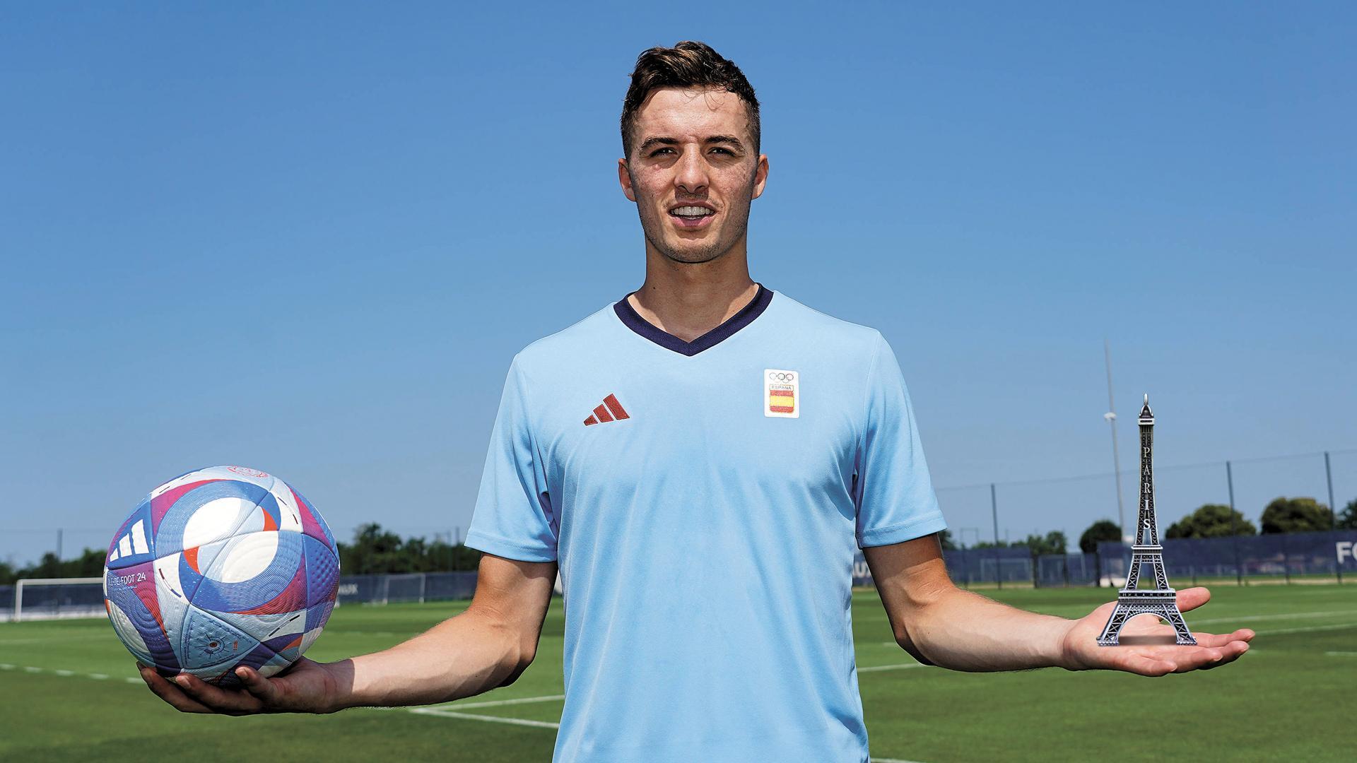 Jon Pacheco, ya en Burdeos con la selección, en una fotomontaje junto a una reproducción de la Torre Eiffel