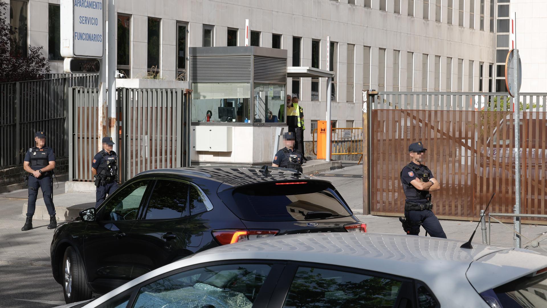 El vehículo que trasladó a Begoña Gómez entró por el garaje a los juzgados de plaza Castilla en medio de grandes medidas de seguridad