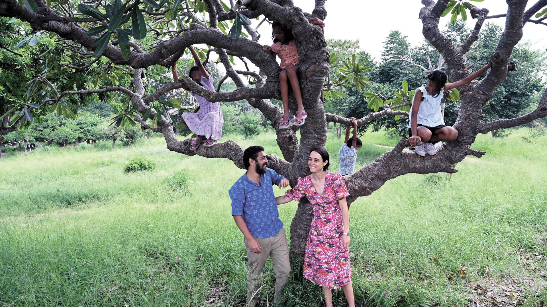 Elena Gil, junto a su marido y sus cuatro hijos en la India