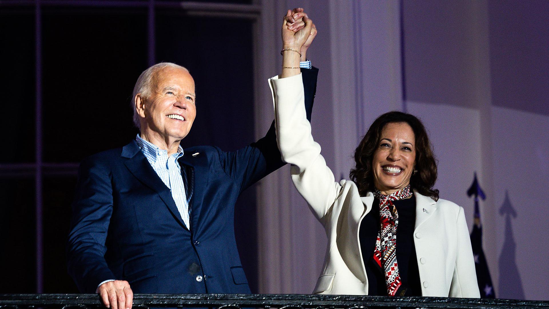 Joe Biden y Kamala Harris saludan desde el balcón de la Casa Blanca el pasado 4 de julio