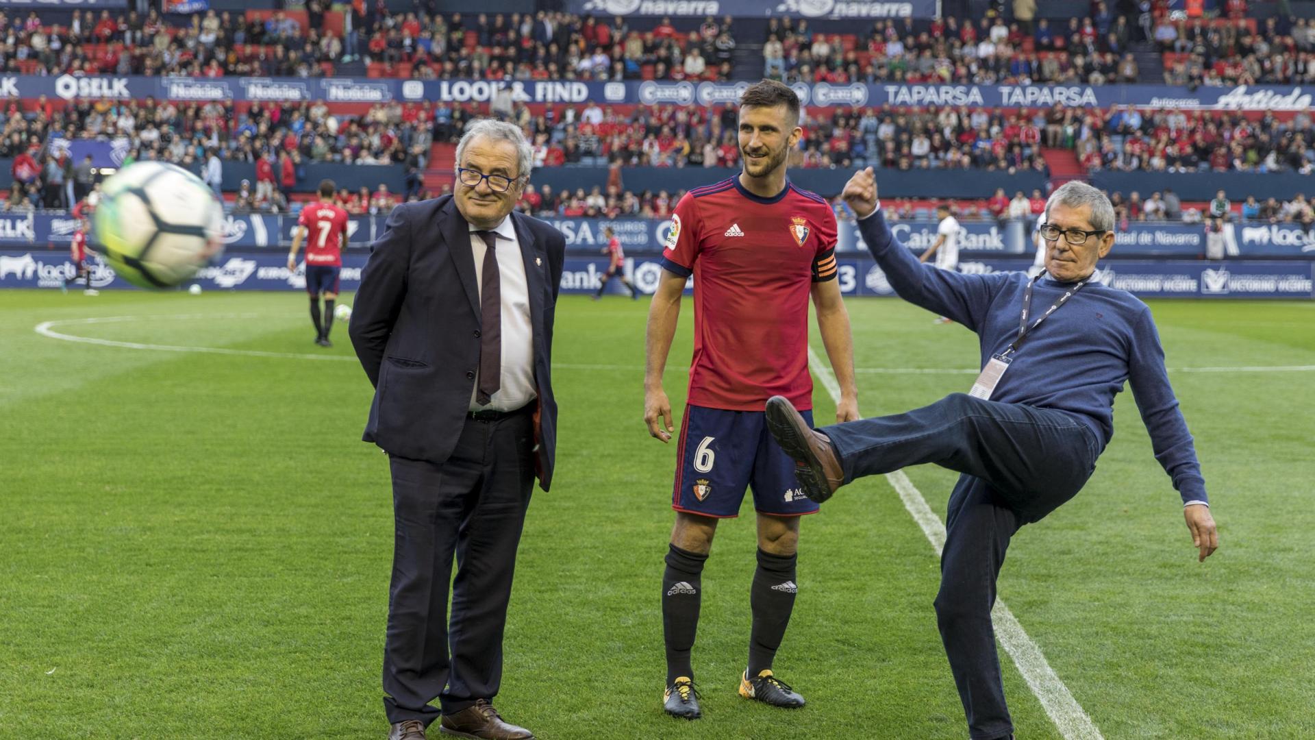 Joaquín Jordana hizo un saque de honor en El Sadar en 2017