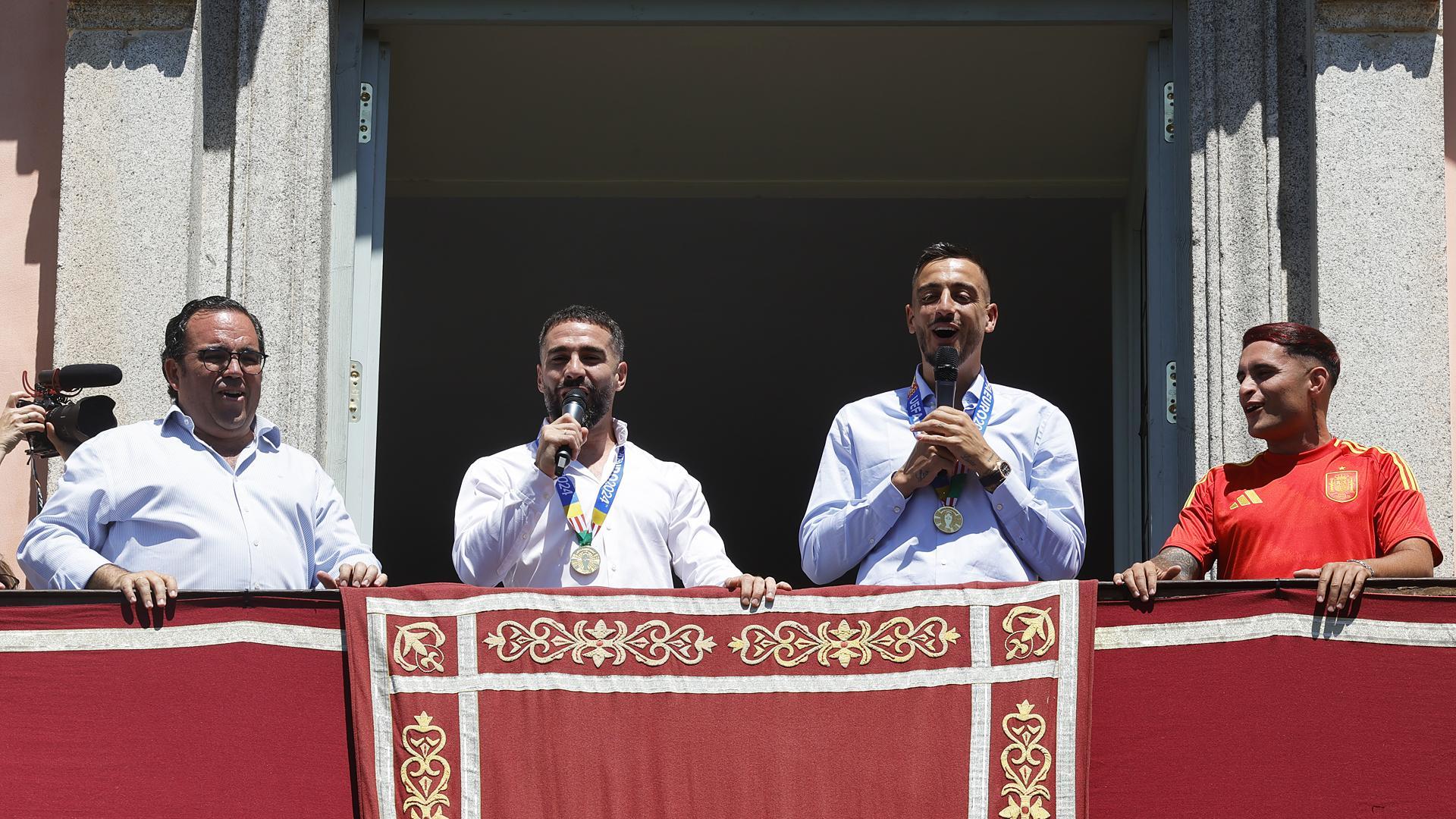 Carvajal y Joselu, en el centro, durante el homenaje en el balcón consistorial del Ayuntamiento de Boadilla del Monte