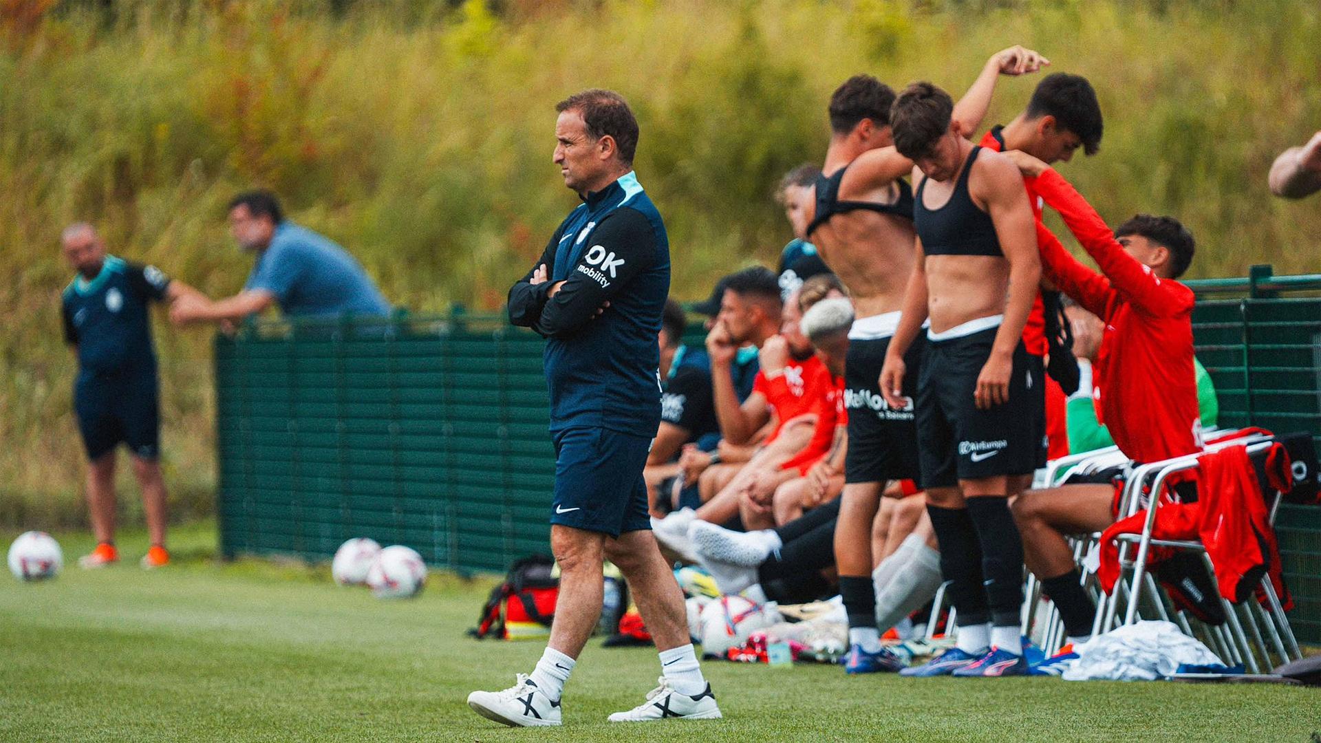 Jagoba Arrasate dirige a su equipo durante el amistoso contra el Crewe inglés