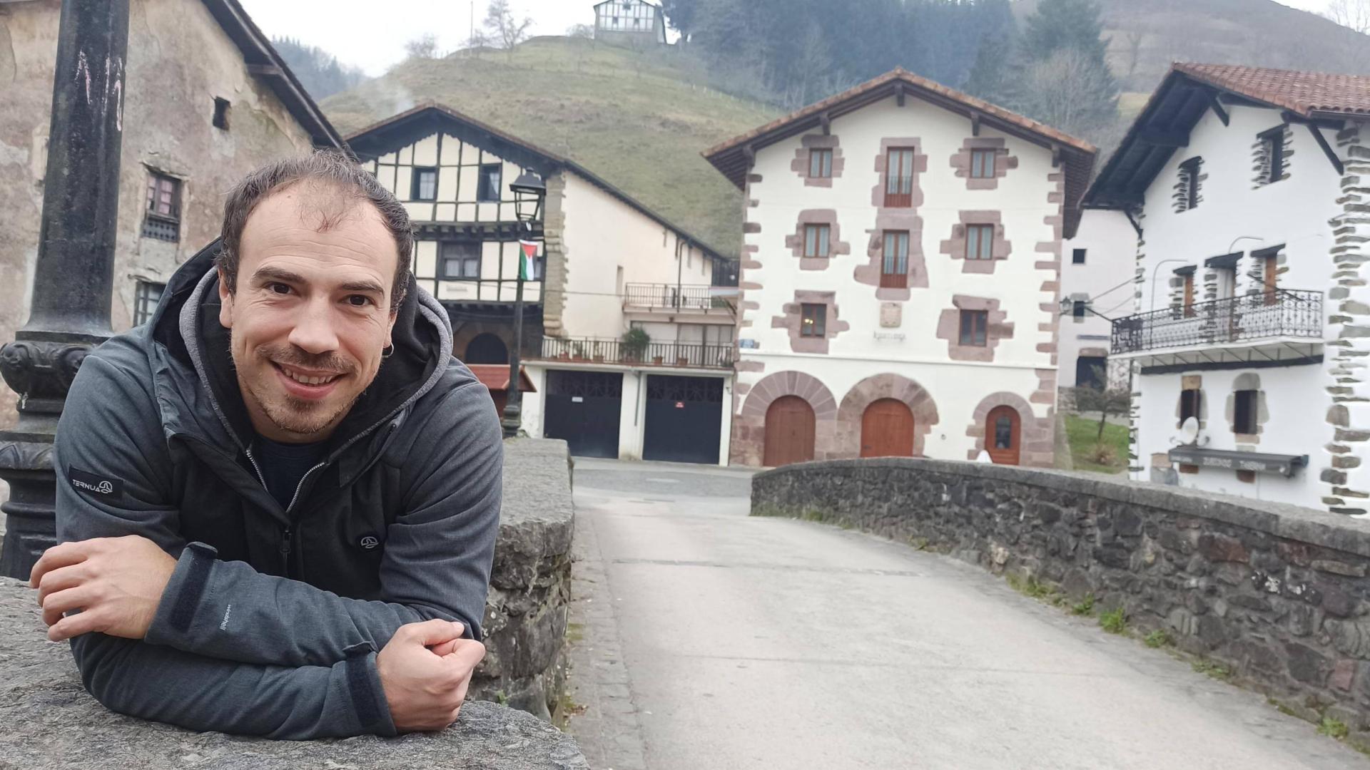 Eneko Bernaldo de Quirós en Goizueta, donde reside y donde quiere montar el Museo del apellido vasconavarro