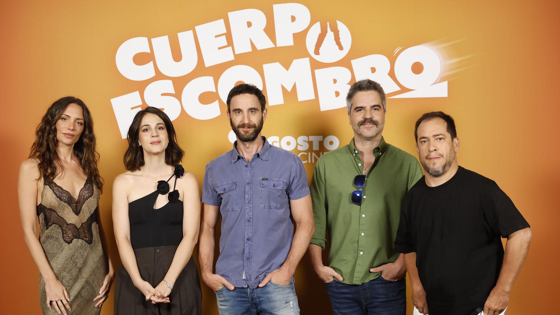 Los actores María Hervás, Dani Rovira, Cassandra Ciangherotti, Ernesto Sevilla y El Langui, durante la presentación de la película 'Cuerpo escombro'