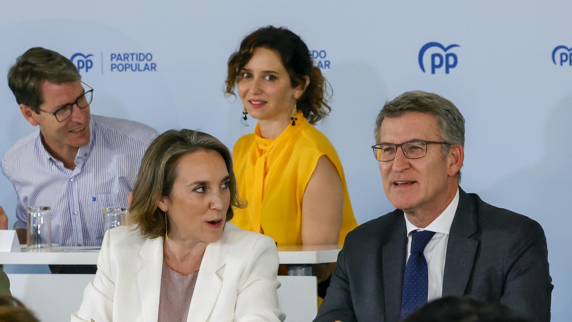 El presidente del PP Alberto Nuñez Feijóo, y la portavoz del PP Cuca Gamarra, este lunes durante la reunión de los barones territoriales de su partido