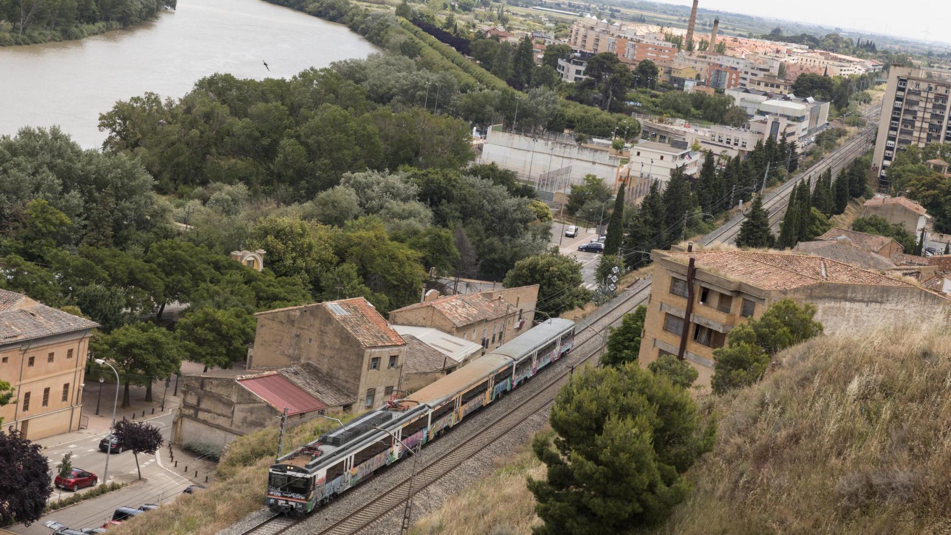 Imagen de las vías del tren a su paso por Tudela
