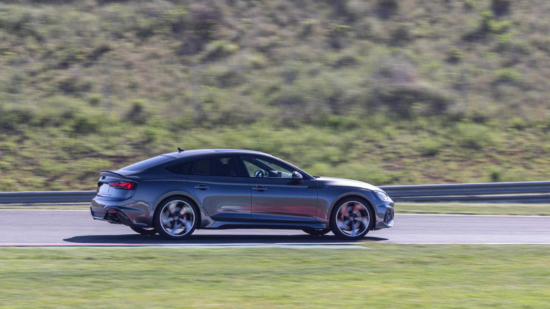 Un Audi RS5 en una tanda en el Circuito de Navarra