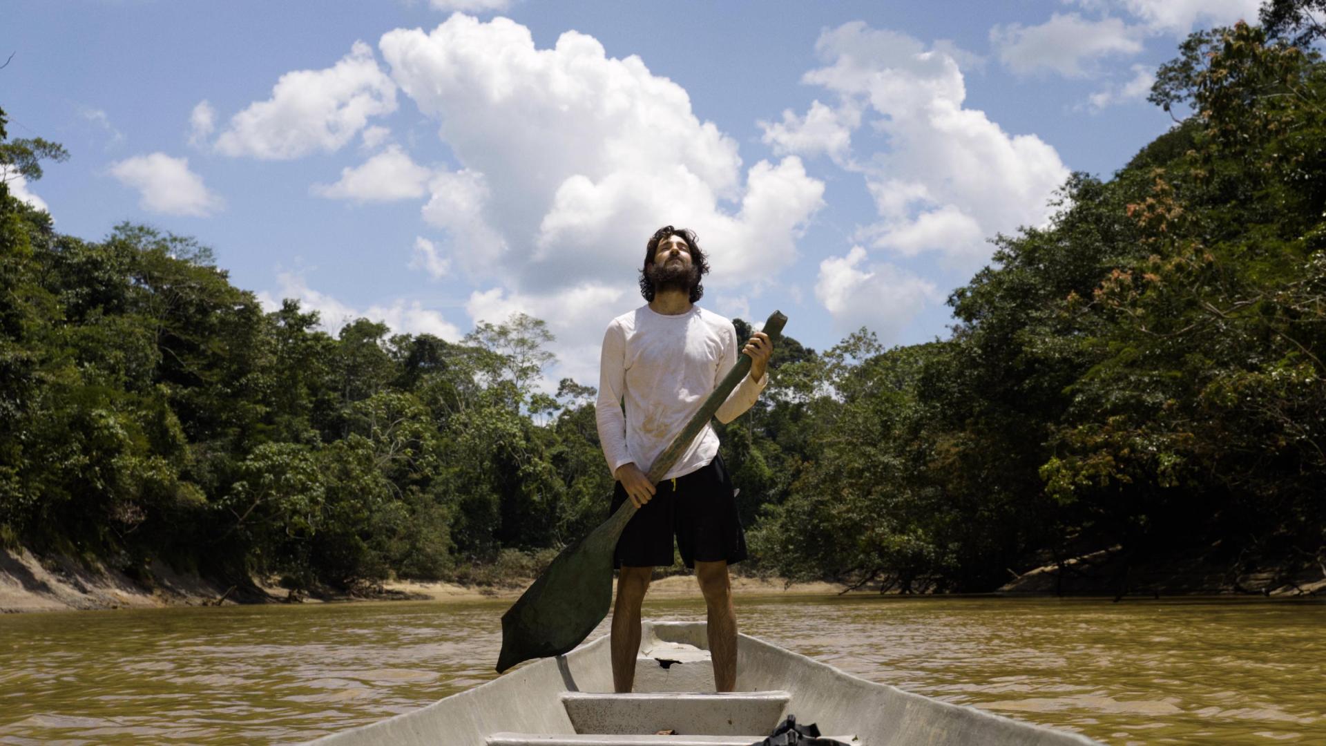 Telmo Ibarburu navega por el río Napo, en el Amazonas ecuatoriano, en una imagen de Película Nº1