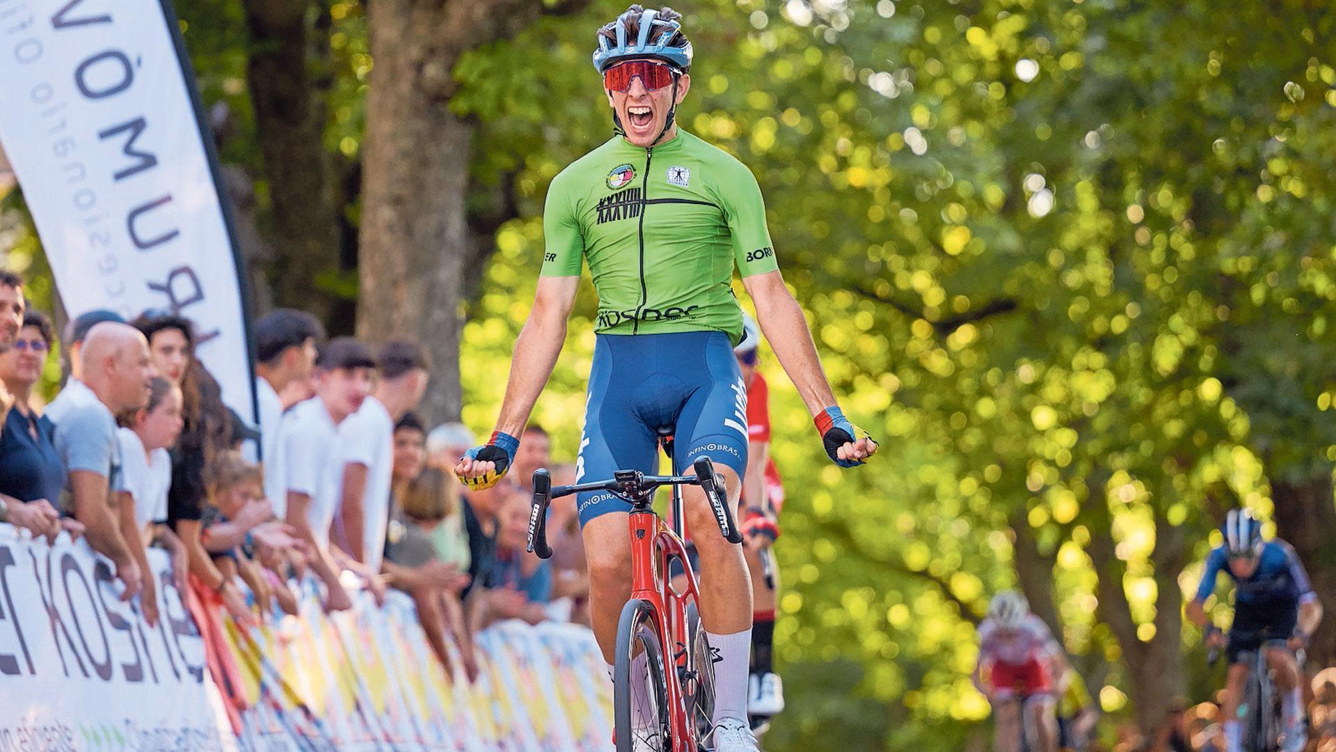 Hector Álvarez (Lucta) grita celebrando la victoria como líder en la clasificación general de la Vuelta a Pamplona, este mate en la llegada en el Caballo Blanco