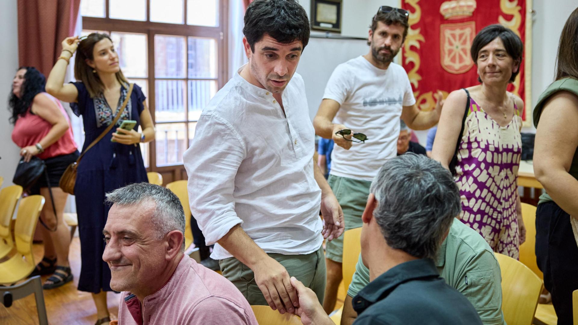 Aitor Sola, alcalde de Romanzado por EH Bildu, recibe felicitaciones tras prosperar la moción de censura en la Mancomunidad de Sangüesa