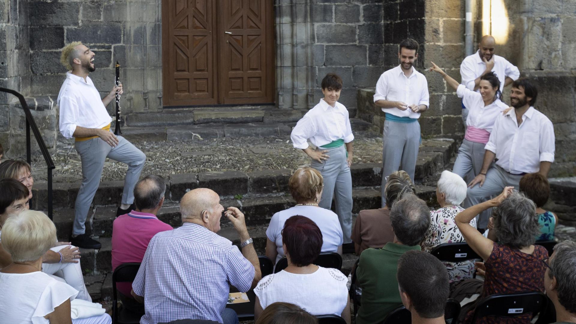 La compañía De Improviso durante una de sus interpretaciones de Convergencia.