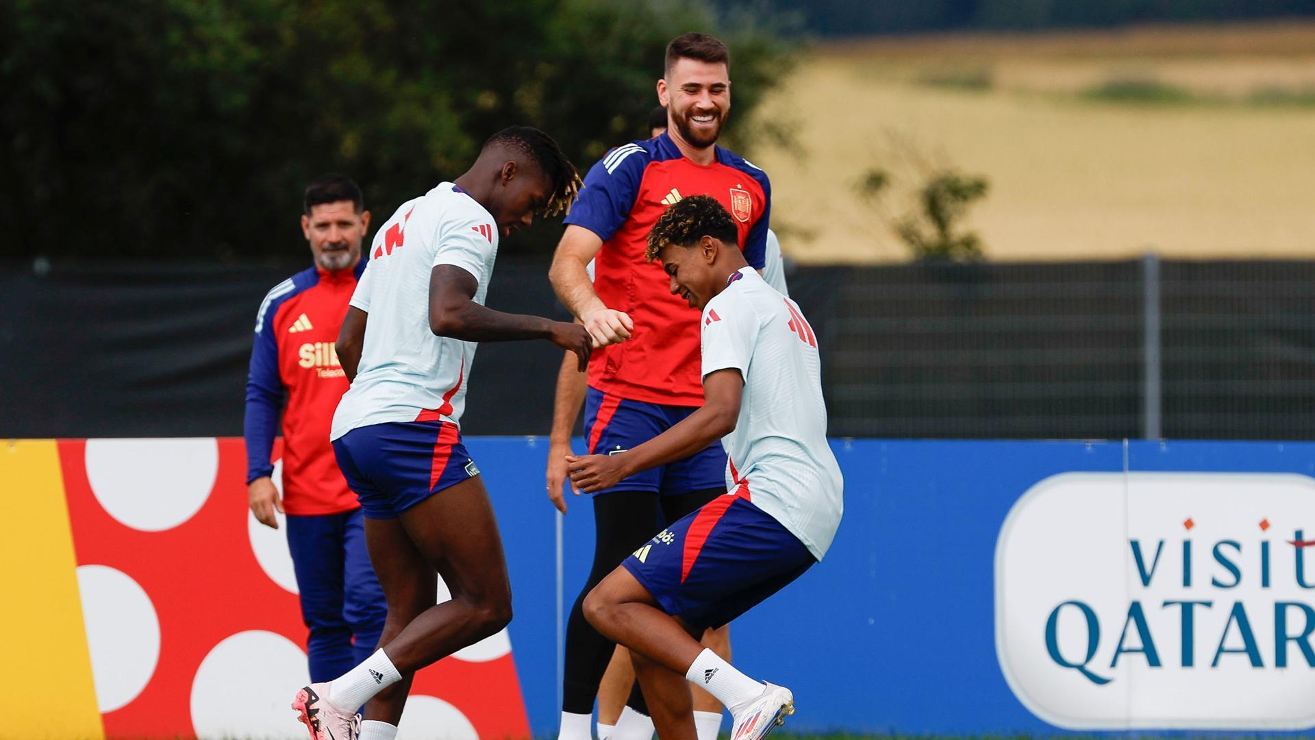 Los jugadores de la selección española Nico Williams (i), Lamine Yamal (d) y Unai Simon (c) durante el entrenamiento