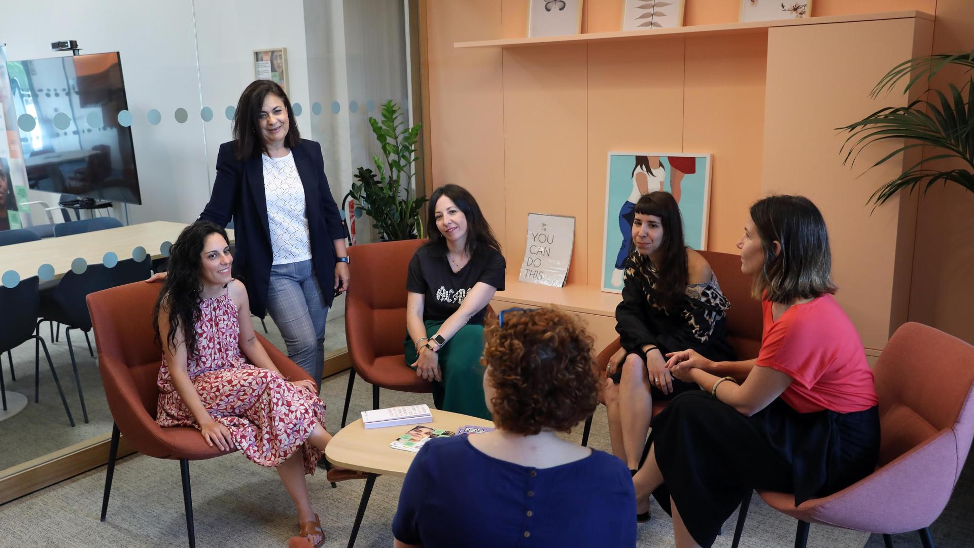 La plantilla profesional al frente del Centro Integral de las Violencias Sexuales, en la plaza Xavier Mina de Pamplona. De izda a dcha: Itxaso Moreno (trabajadora social), Isabel Martínez (abogada), Mari Recalde García (coordinadora del centro), Ana Aragoneses Rubio (educadora social), Patricia Abad (directora gerente del INAI) y, de espaldas, Feli Muñoz Ruete (psicóloga).