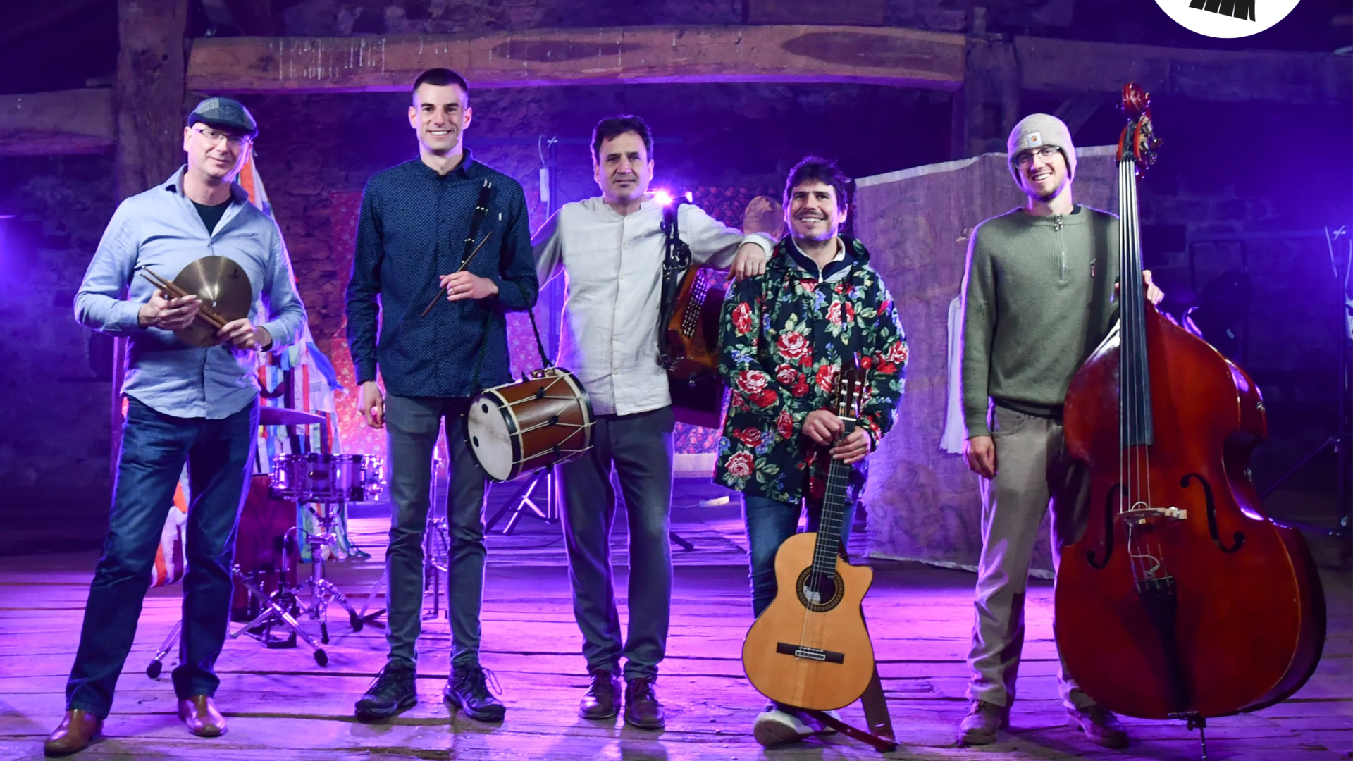 Componentes del quinteto de folk Mielotxin. Desde la izquierda, Salva Tarazona (percusión), Igor Martínez (Txistu y tamboril), Iñigo Aguerri (acordeón), Jorge Sánchez (guitarra) y Xanti Etxeberria (contrabajo).