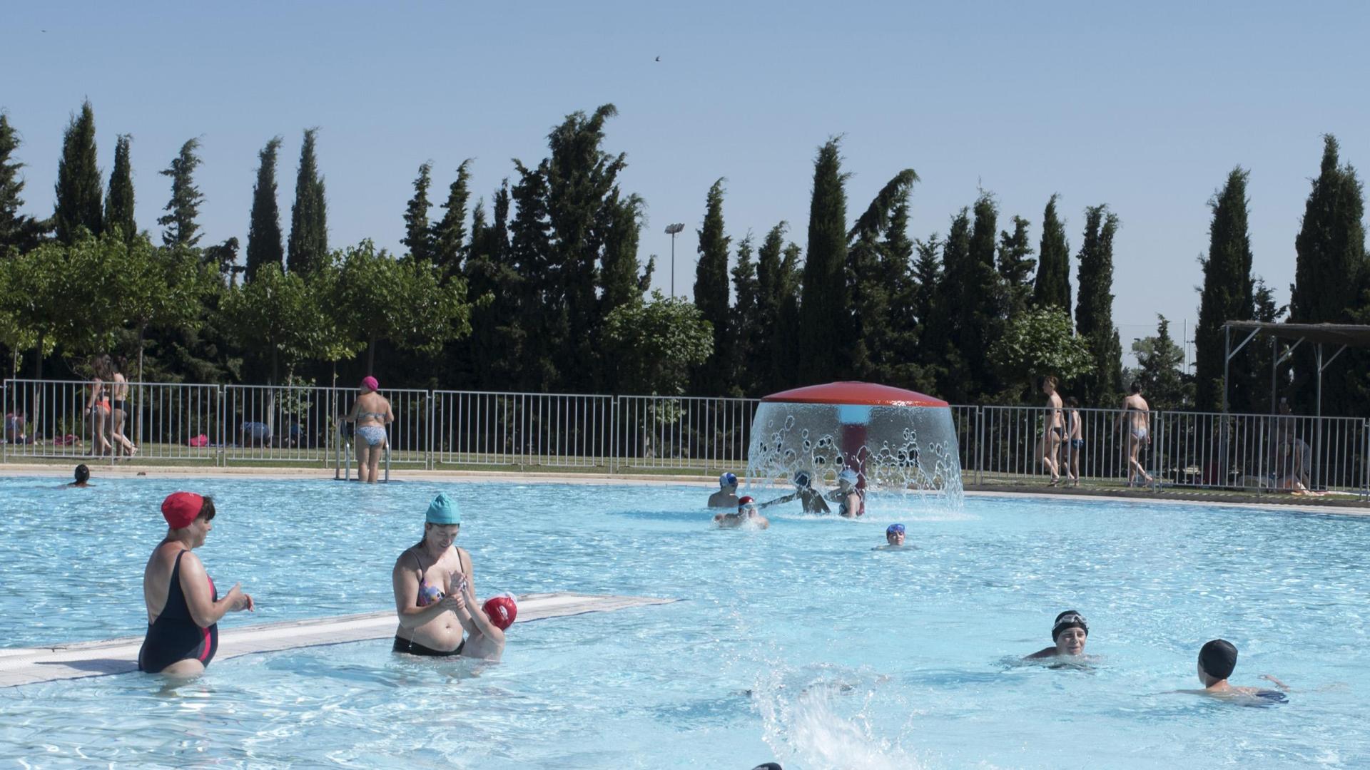 Bañistas en la piscina exterior de Tafalla en la que se acometerán mejoras.