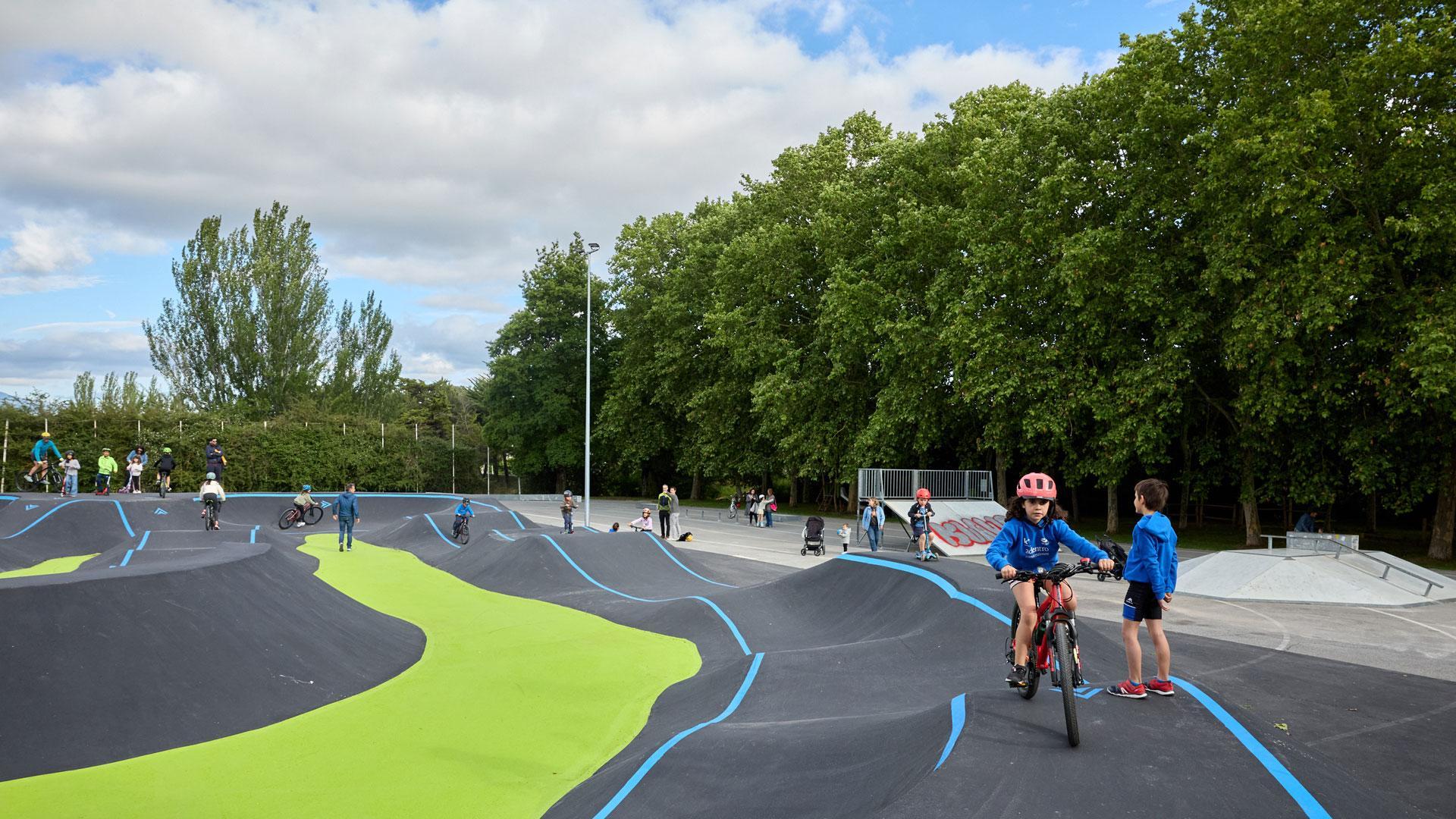 El pumptrack estrenado en mayo cerca de la balsa.