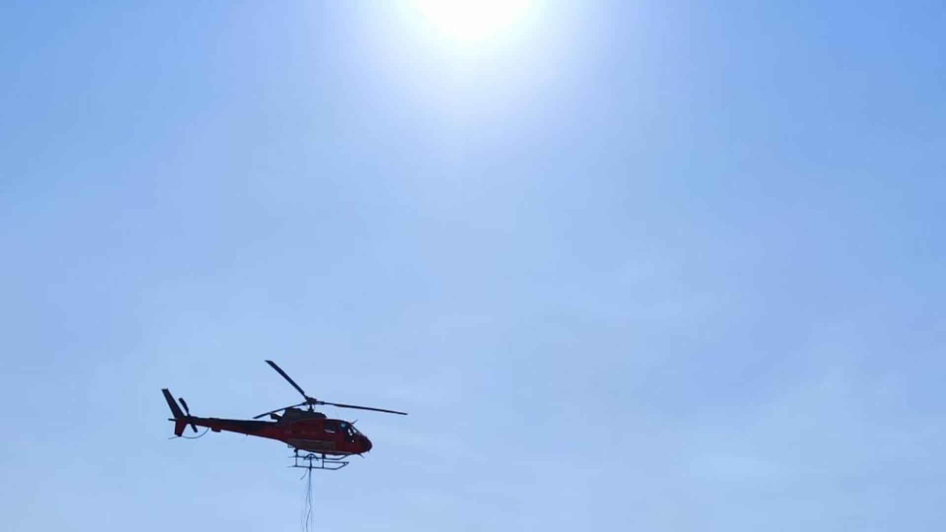 Fotos de las labores de extinción del incendio de un campo de cereal en Orkoien. /